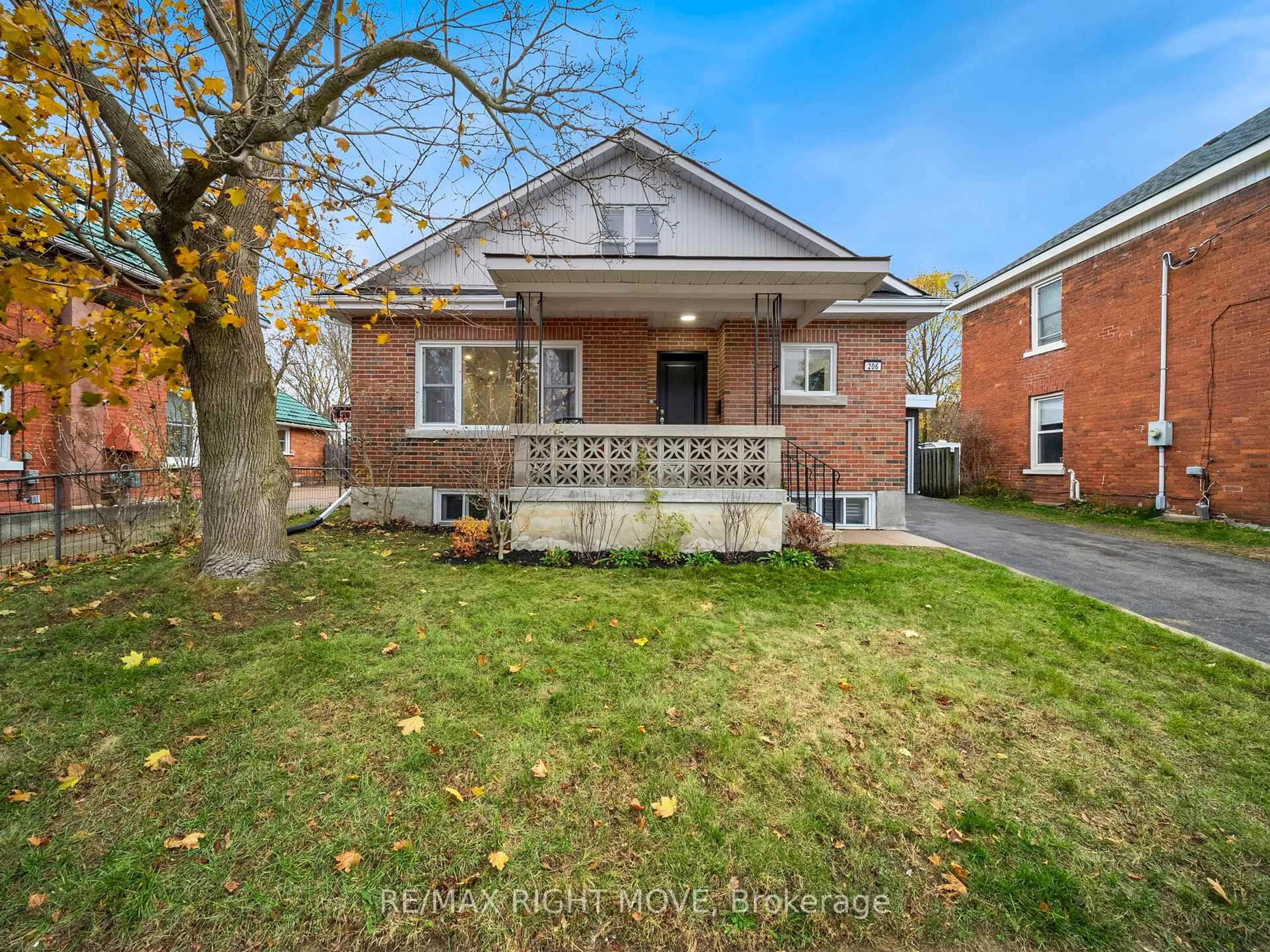 Home with brick exterior material, street for 206 Mary St, Orillia Ontario L3V 3E6