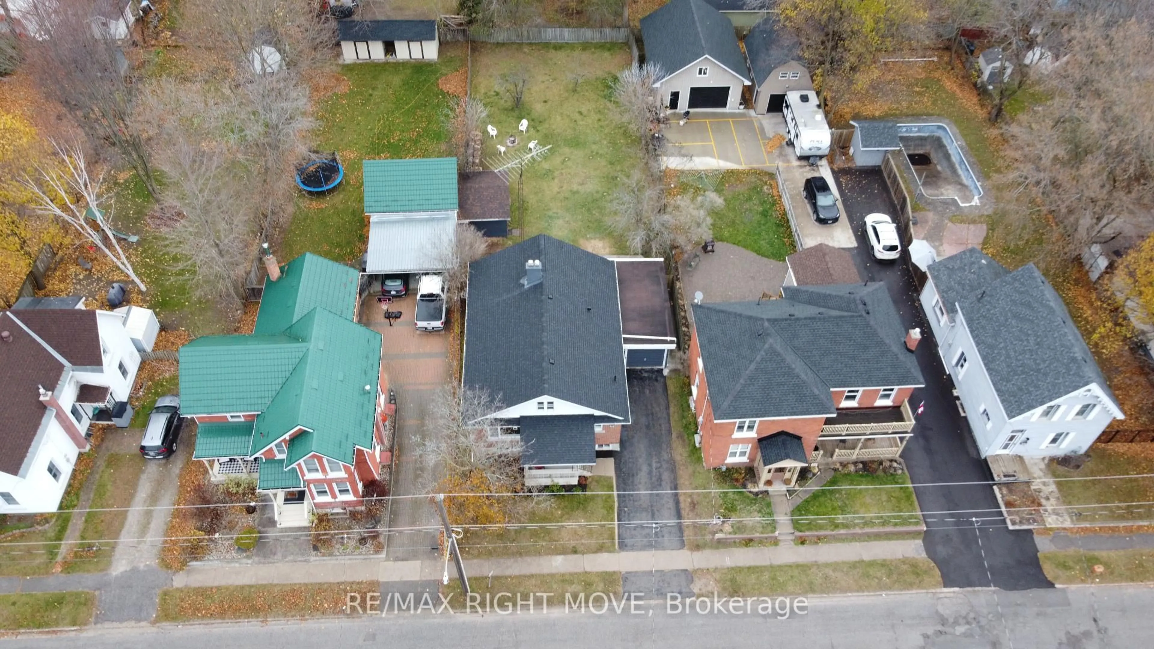 A pic from outside/outdoor area/front of a property/back of a property/a pic from drone, street for 206 Mary St, Orillia Ontario L3V 3E6
