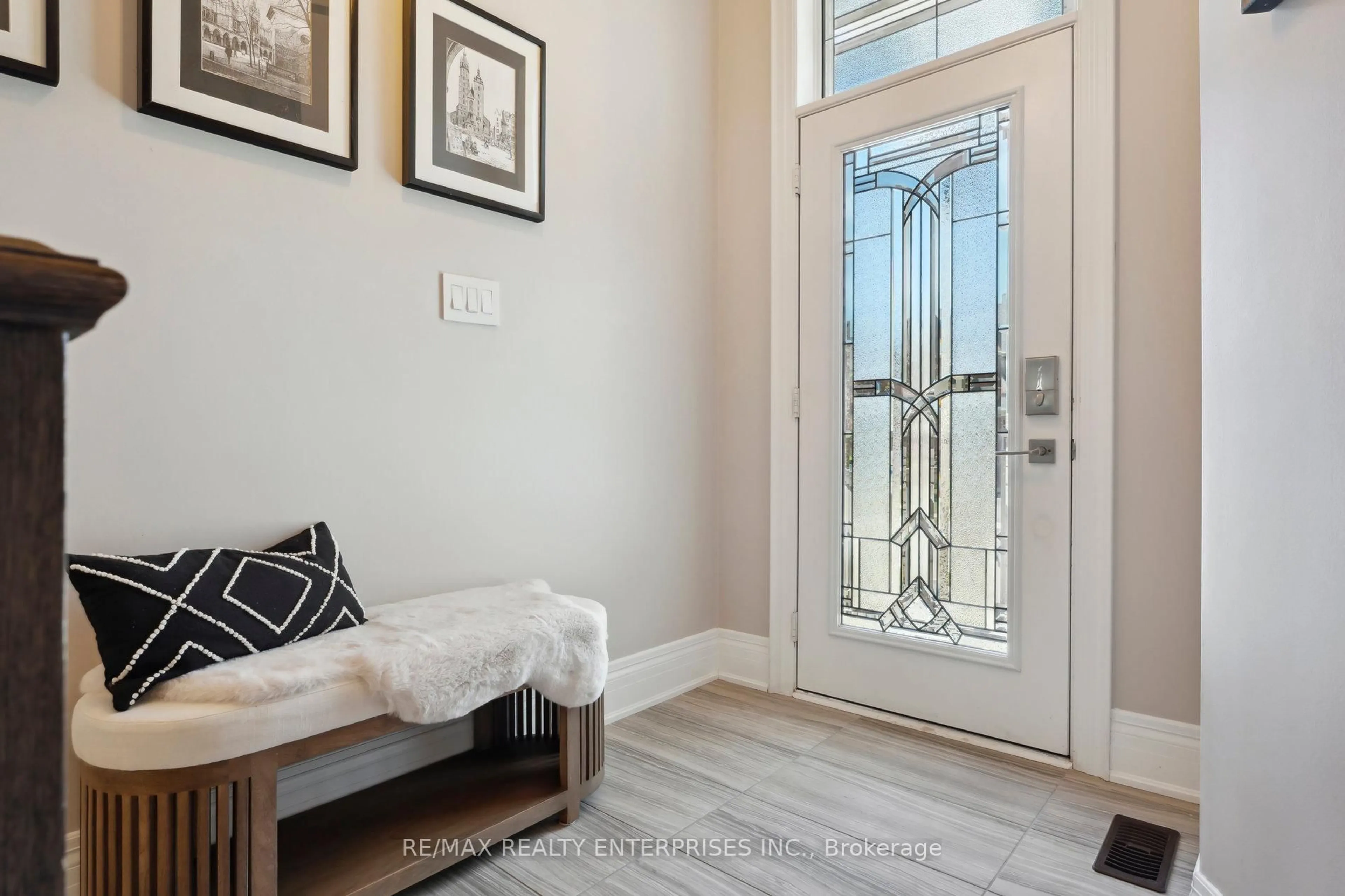 Indoor entryway for 47 Cameron St, Springwater Ontario L9X 0S4