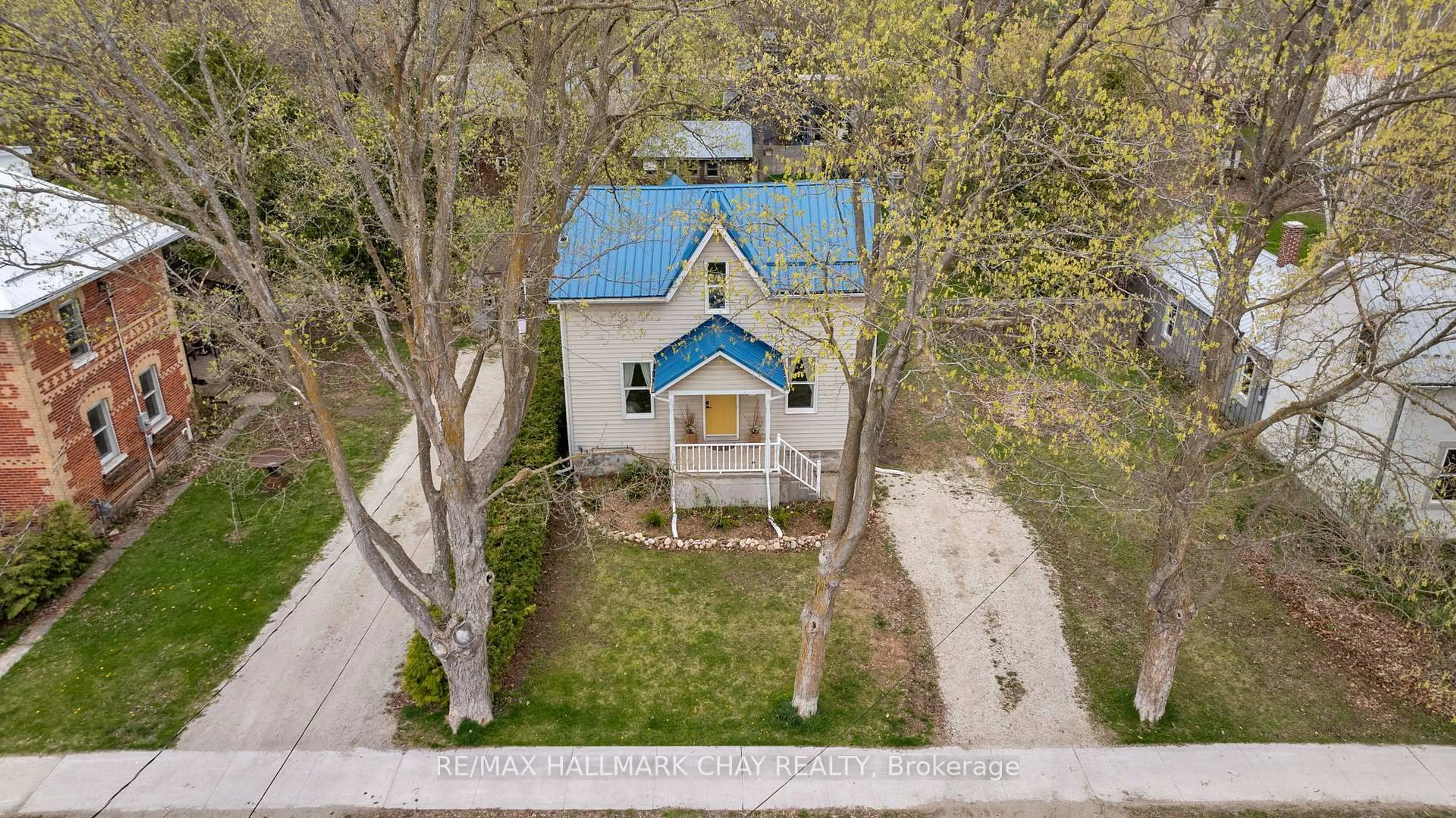A pic from outside/outdoor area/front of a property/back of a property/a pic from drone, street for 4 Wellington St, Clearview Ontario L0M 1G0
