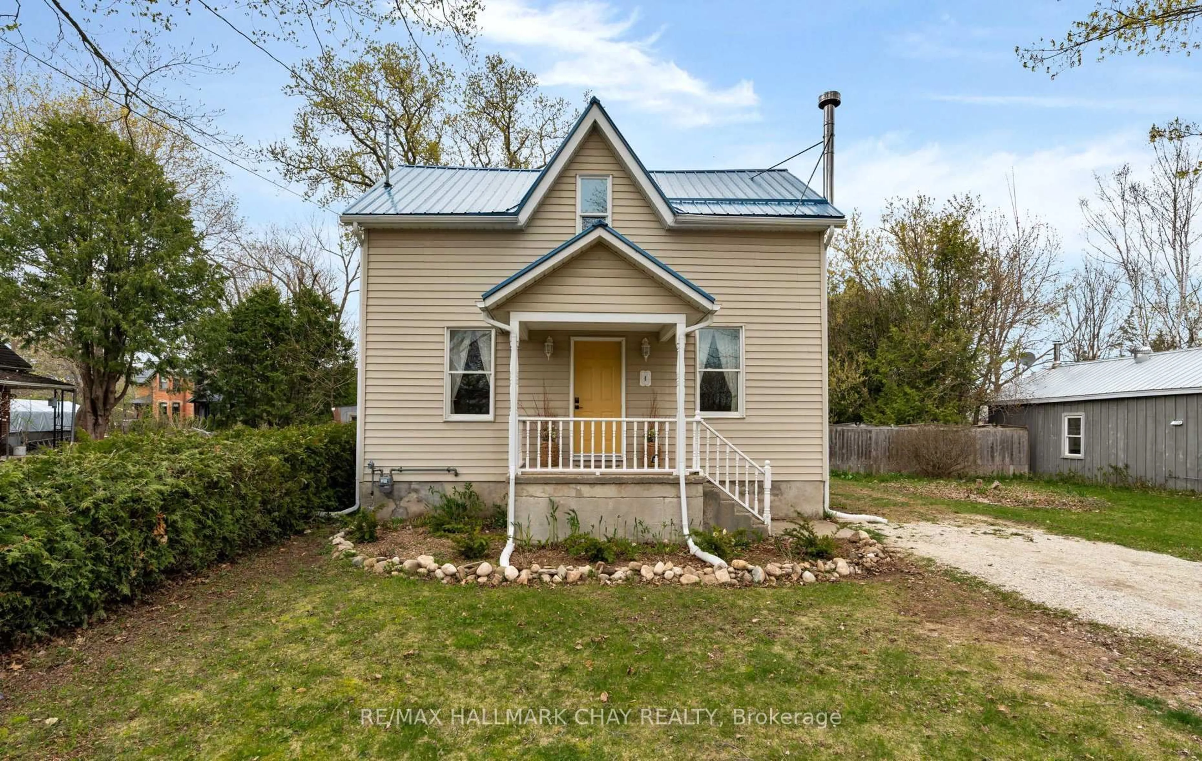Home with vinyl exterior material, building for 4 Wellington St, Clearview Ontario L0M 1G0