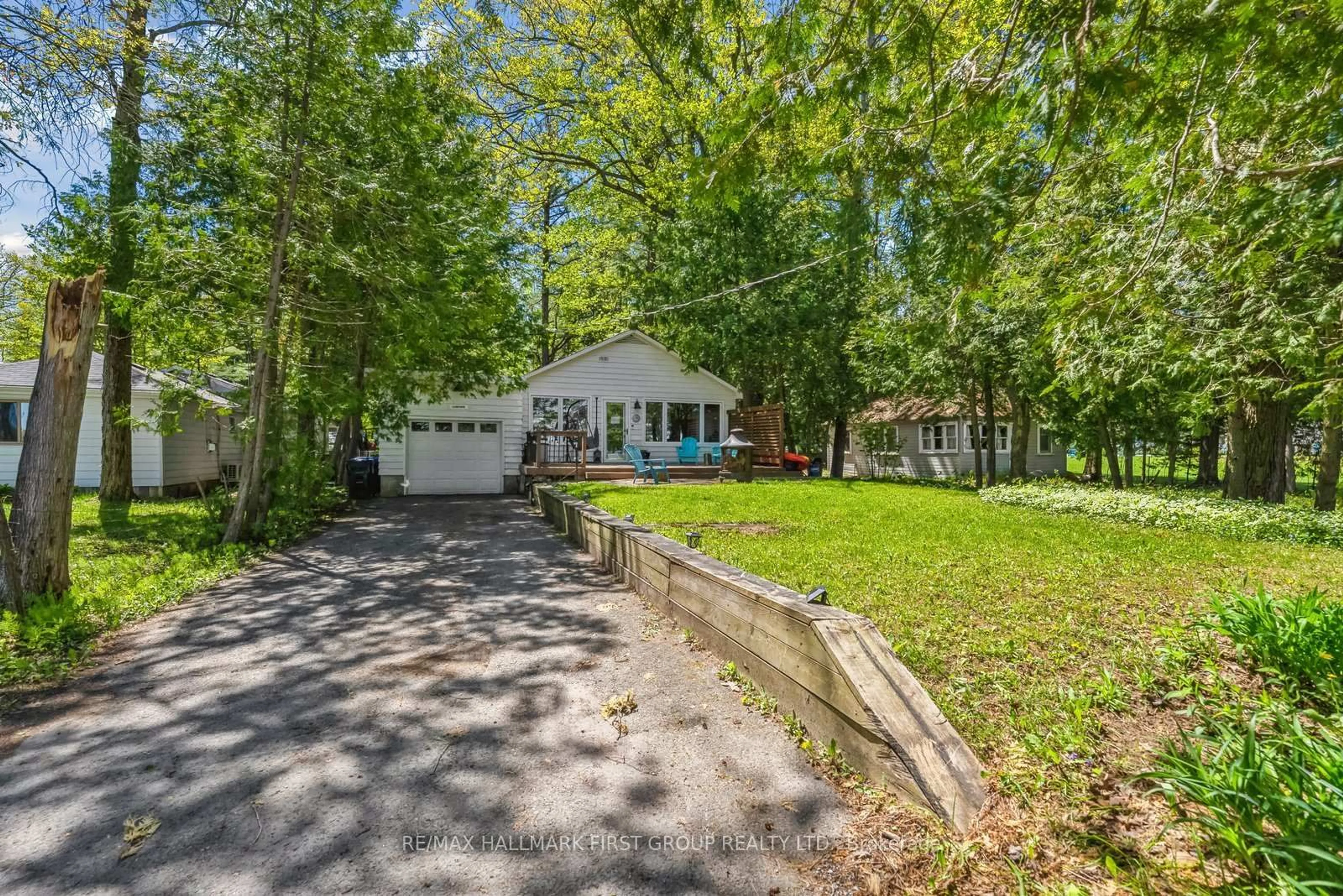 A pic from outside/outdoor area/front of a property/back of a property/a pic from drone, street for 3074 Sparrow Lake Rd, Severn Ontario L0K 2B0
