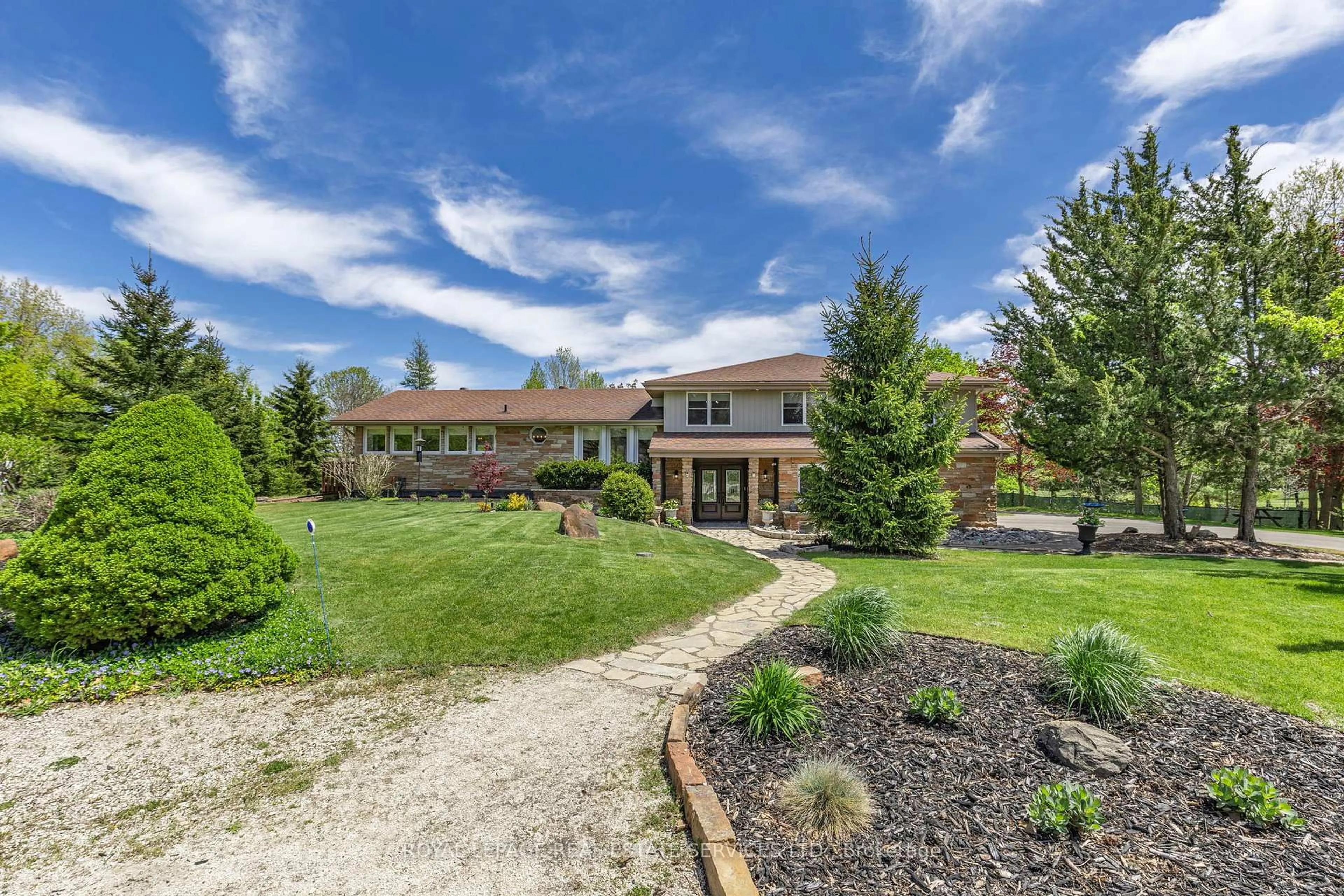 A pic from outside/outdoor area/front of a property/back of a property/a pic from drone, mountain view for 83 Frederick Dr, Wasaga Beach Ontario L9Z 1P9