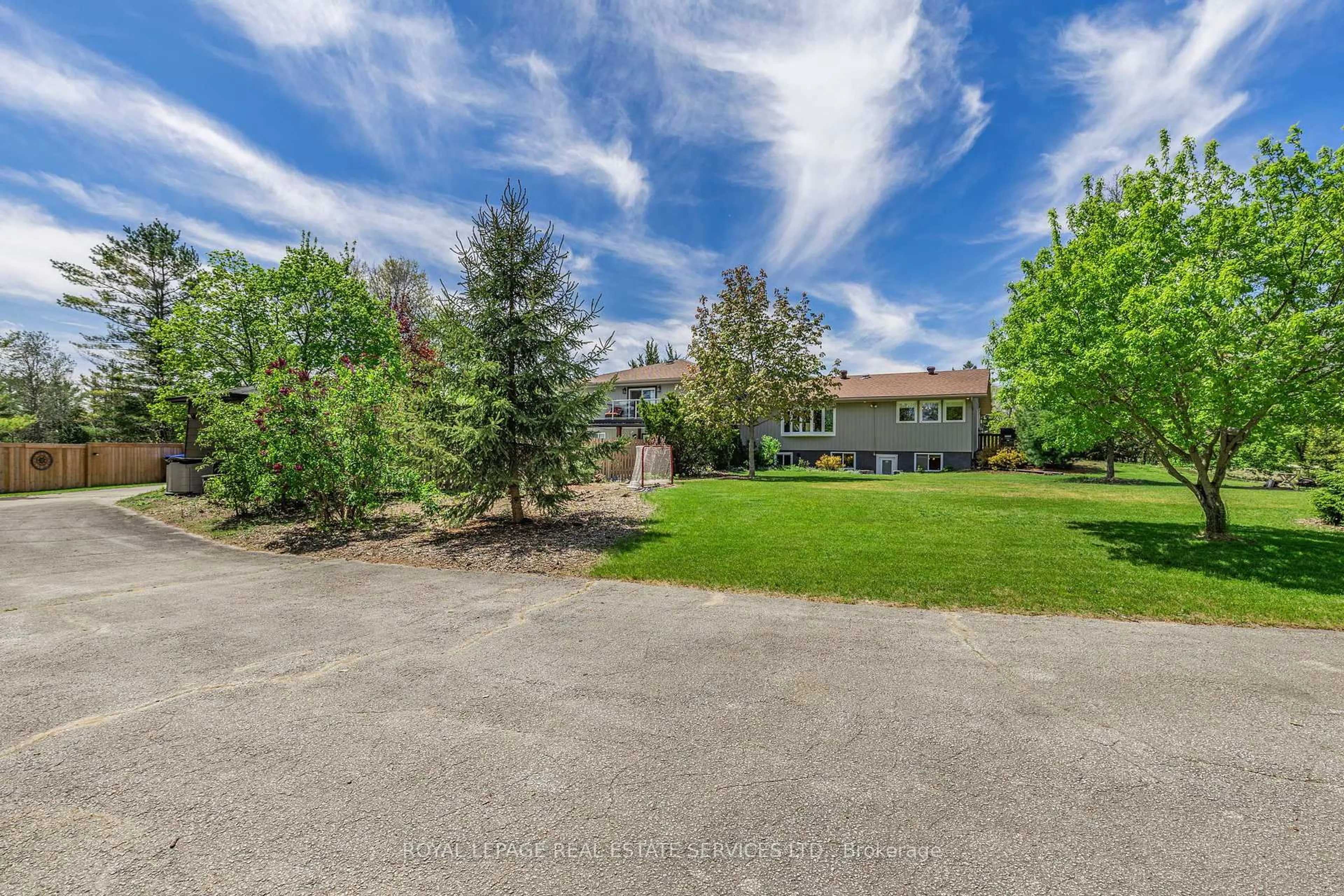 A pic from outside/outdoor area/front of a property/back of a property/a pic from drone, unknown for 83 Frederick Dr, Wasaga Beach Ontario L9Z 1P9