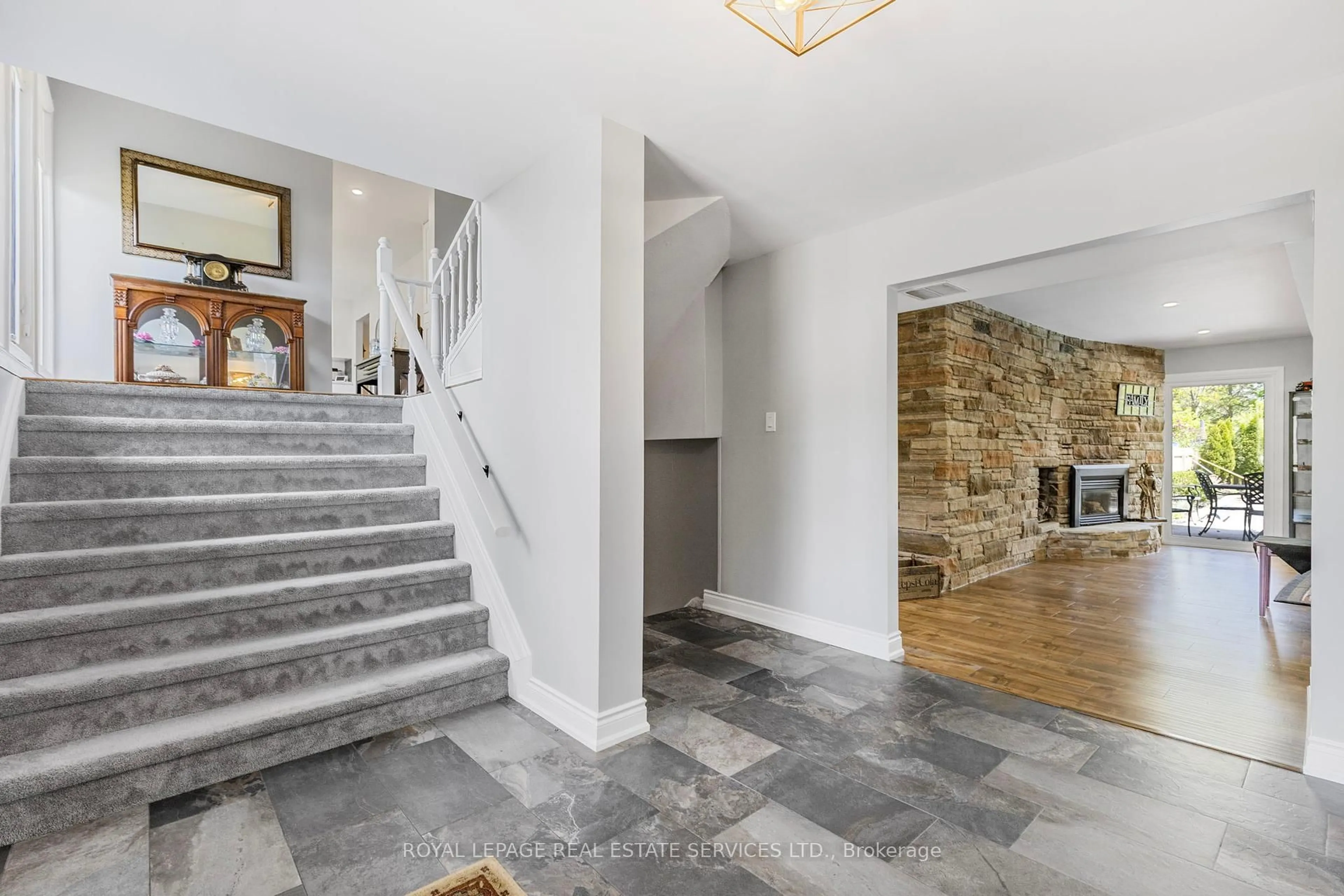 Indoor foyer for 83 Frederick Dr, Wasaga Beach Ontario L9Z 1P9