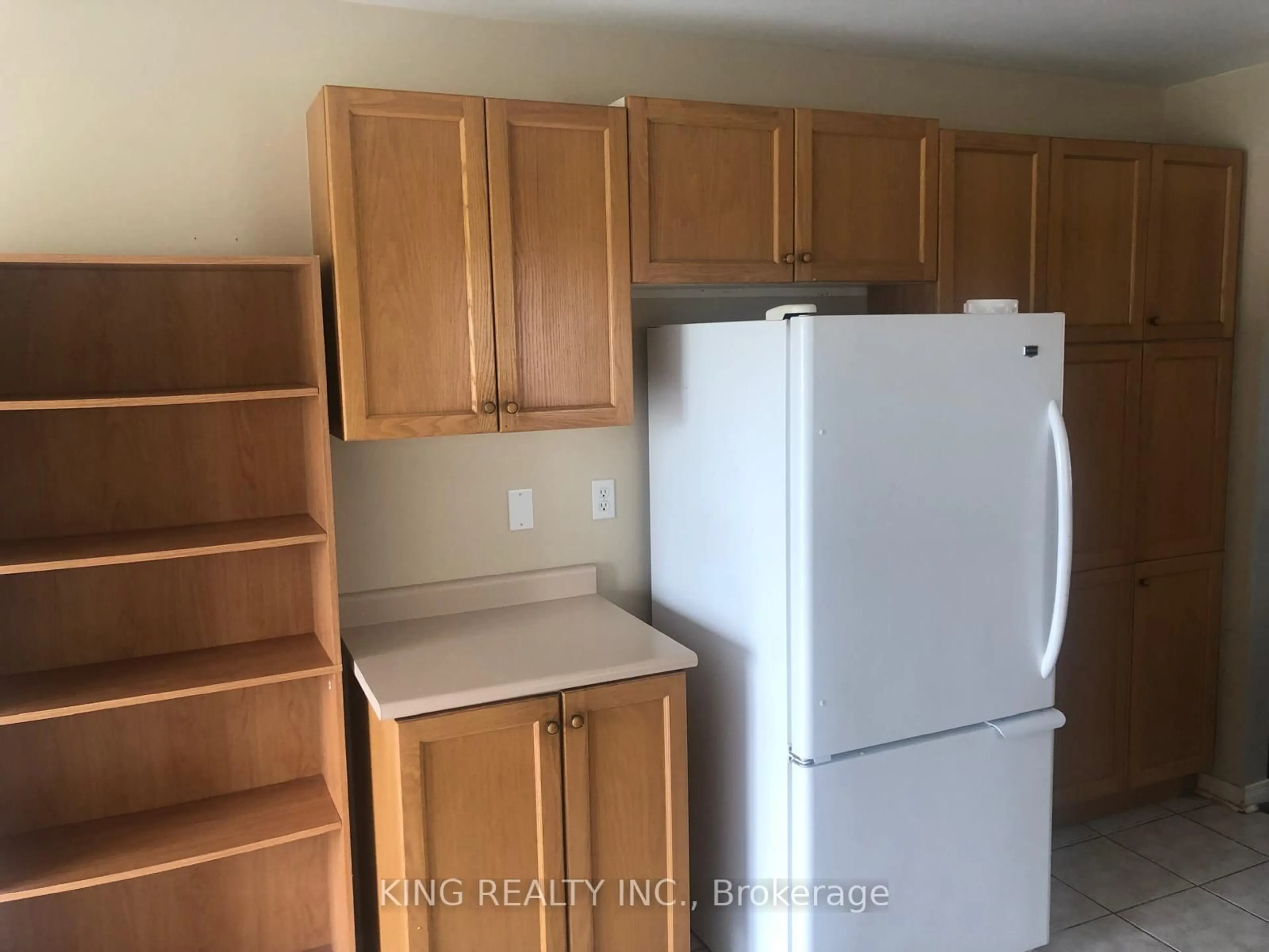 Standard kitchen, unknown for 260 STANLEY St, Barrie Ontario L4M 6Y2