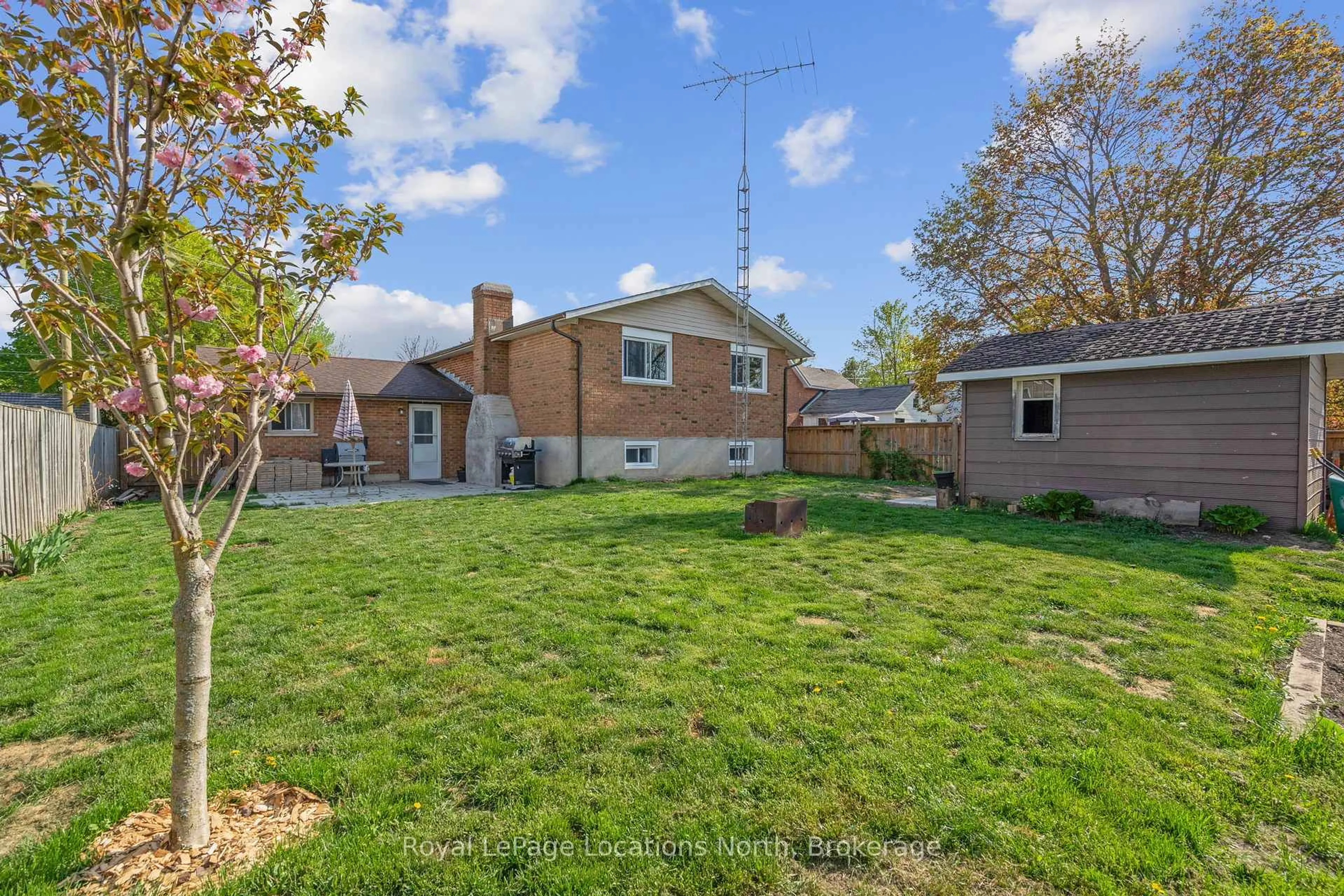 A pic from outside/outdoor area/front of a property/back of a property/a pic from drone, street for 214 Sunnidale St, Clearview Ontario L0M 1S0