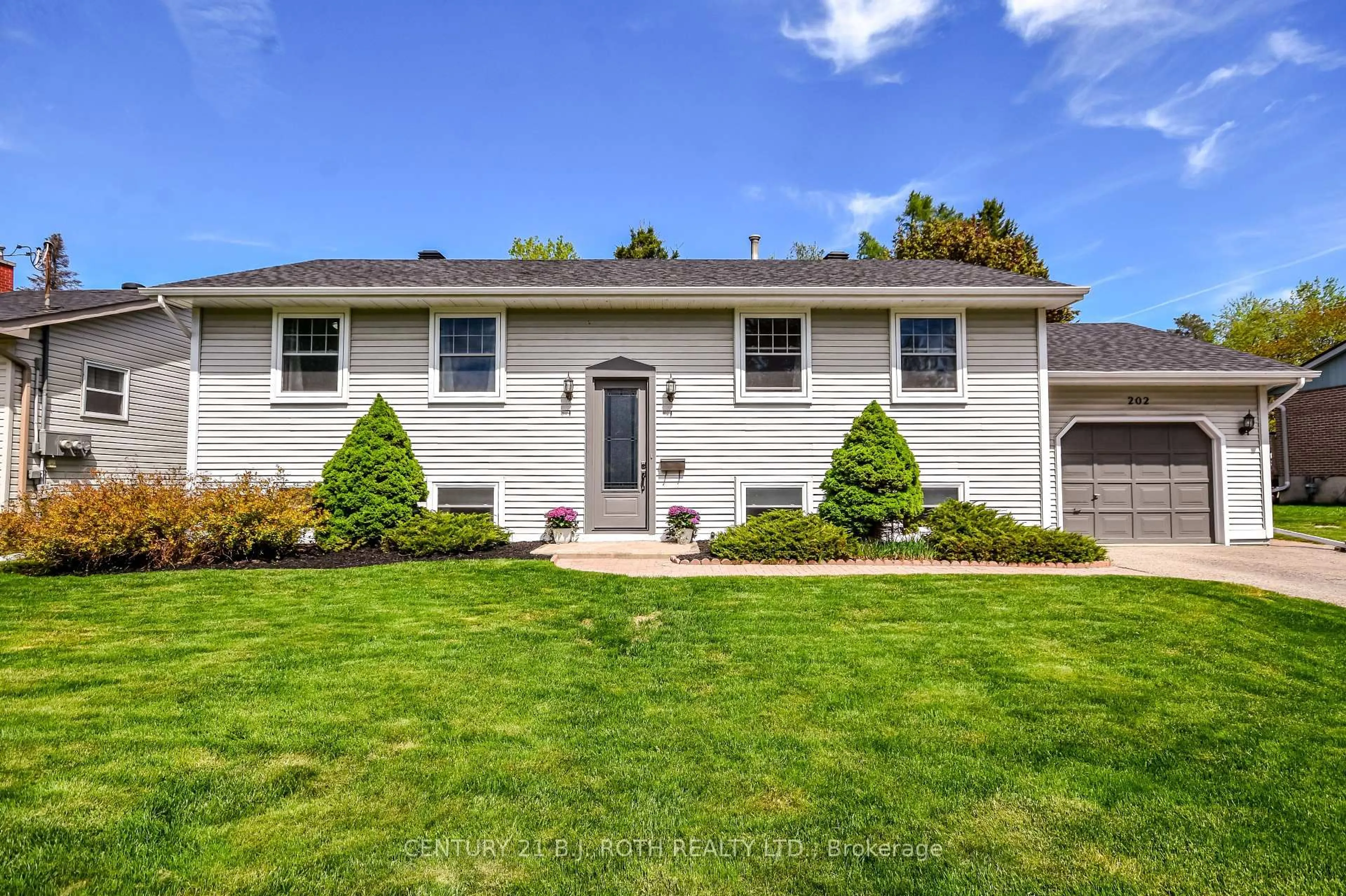 Home with vinyl exterior material, street for 202 Crawford St, Barrie Ontario L4N 3W6