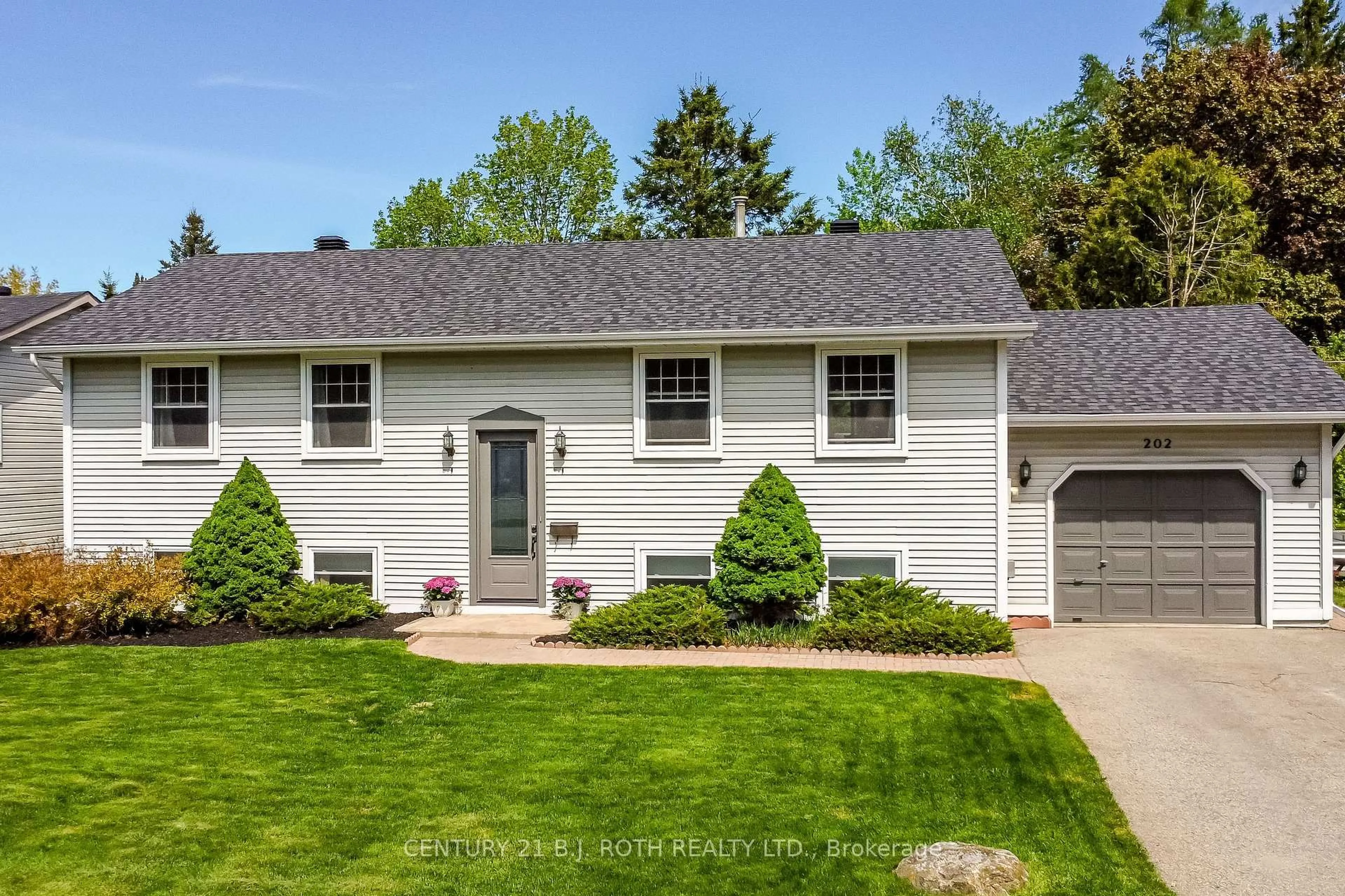 Home with vinyl exterior material, street for 202 Crawford St, Barrie Ontario L4N 3W6