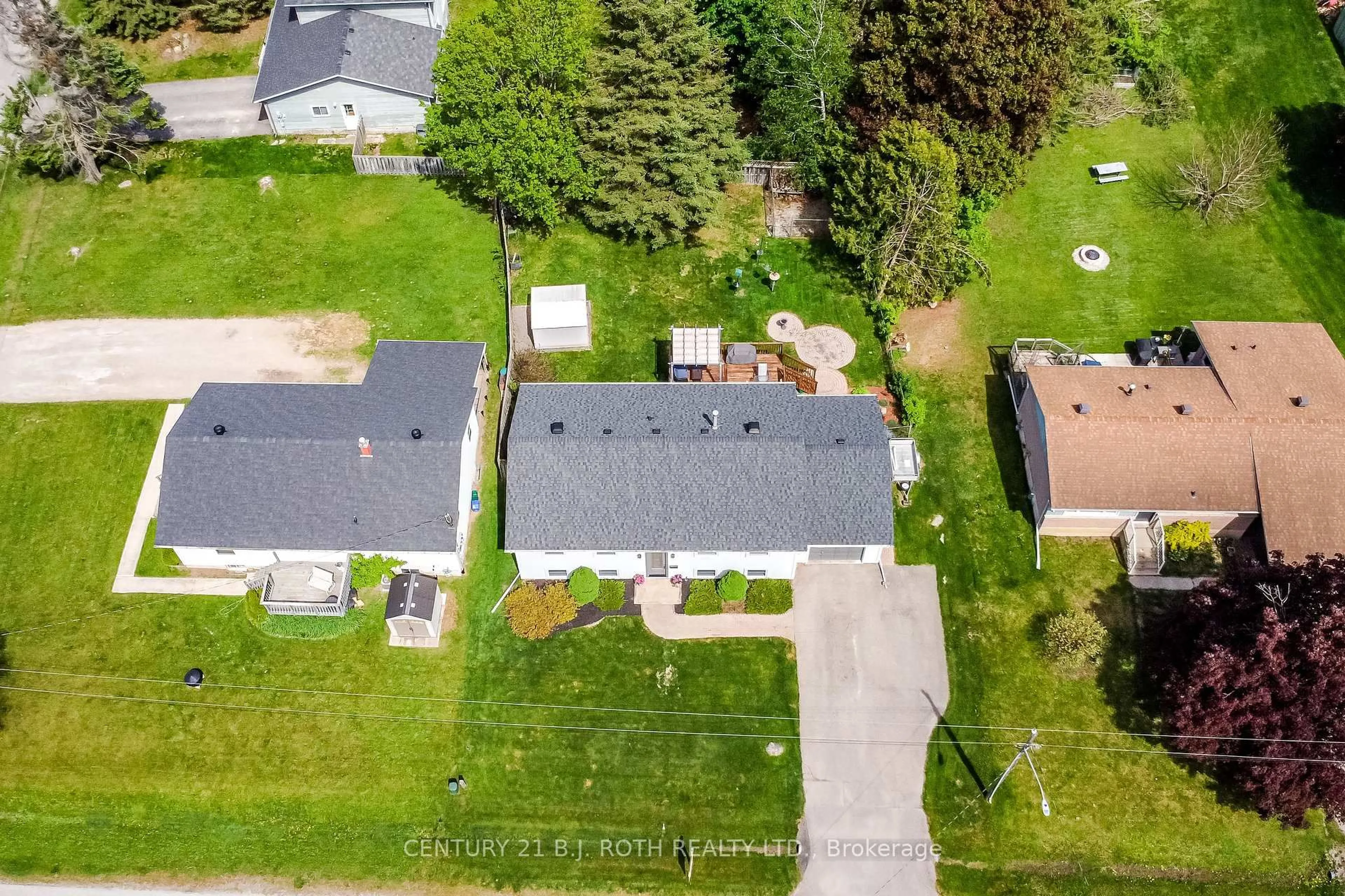 A pic from outside/outdoor area/front of a property/back of a property/a pic from drone, street for 202 Crawford St, Barrie Ontario L4N 3W6