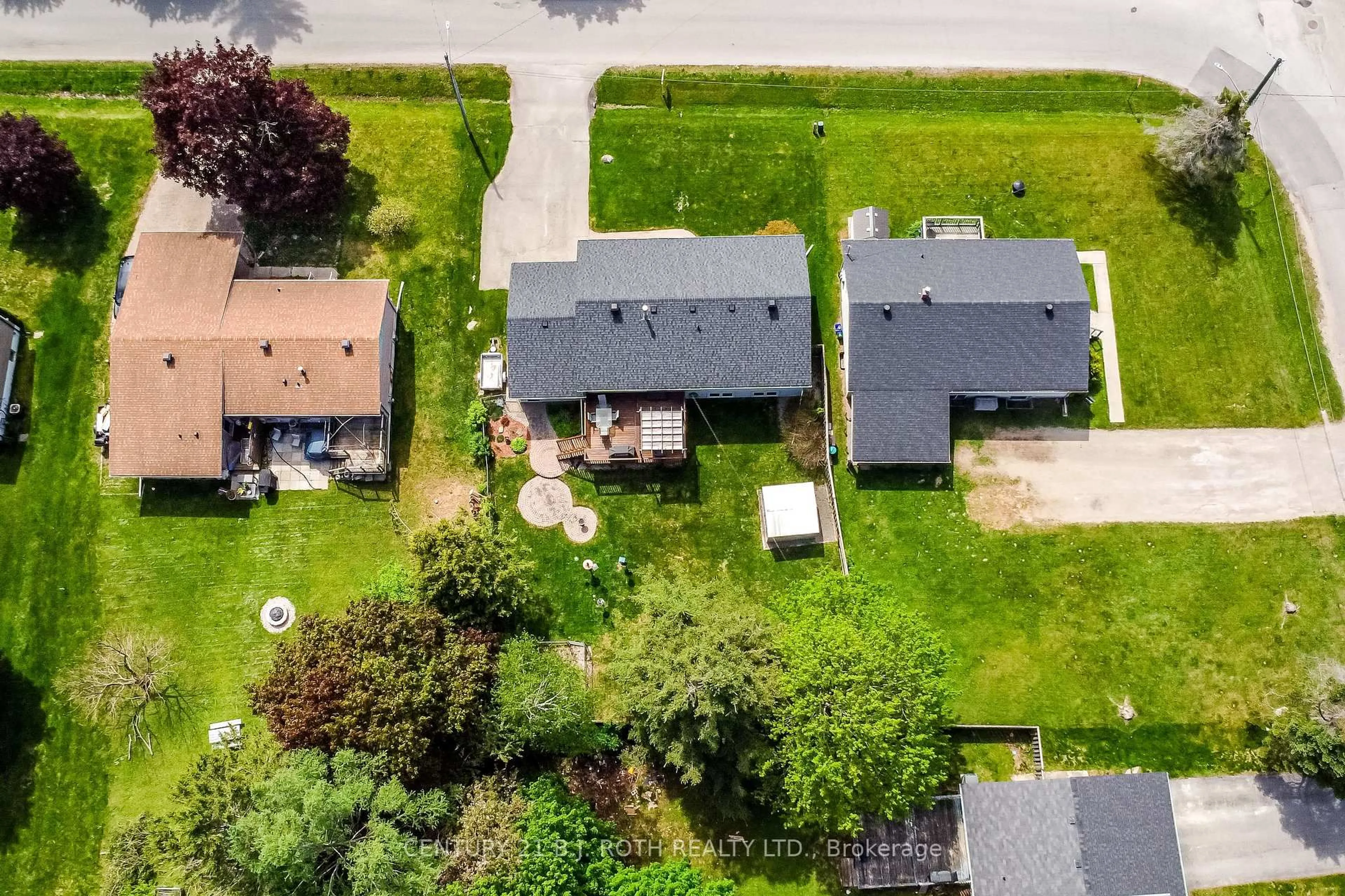 A pic from outside/outdoor area/front of a property/back of a property/a pic from drone, street for 202 Crawford St, Barrie Ontario L4N 3W6