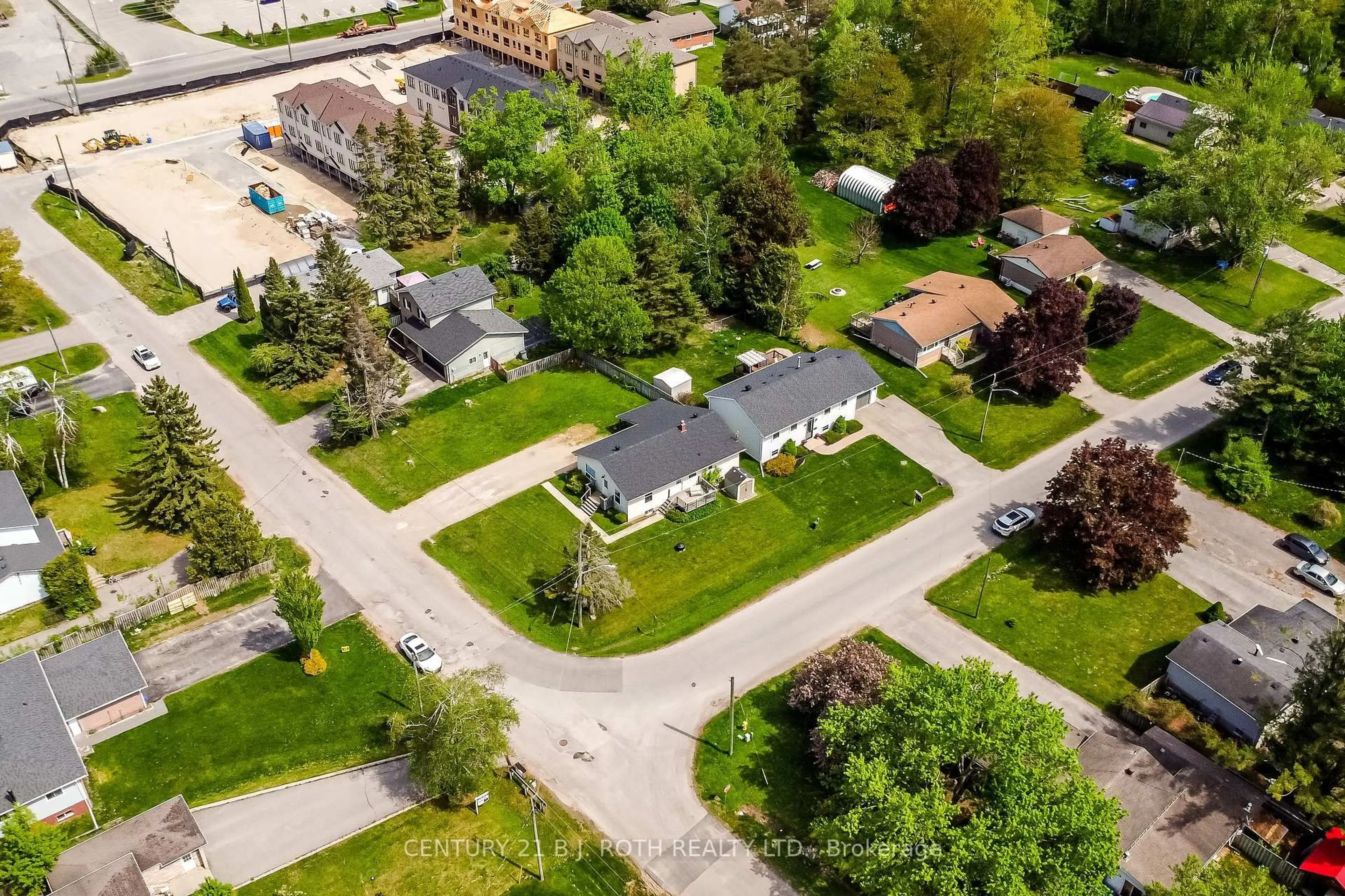 A pic from outside/outdoor area/front of a property/back of a property/a pic from drone, street for 202 Crawford St, Barrie Ontario L4N 3W6