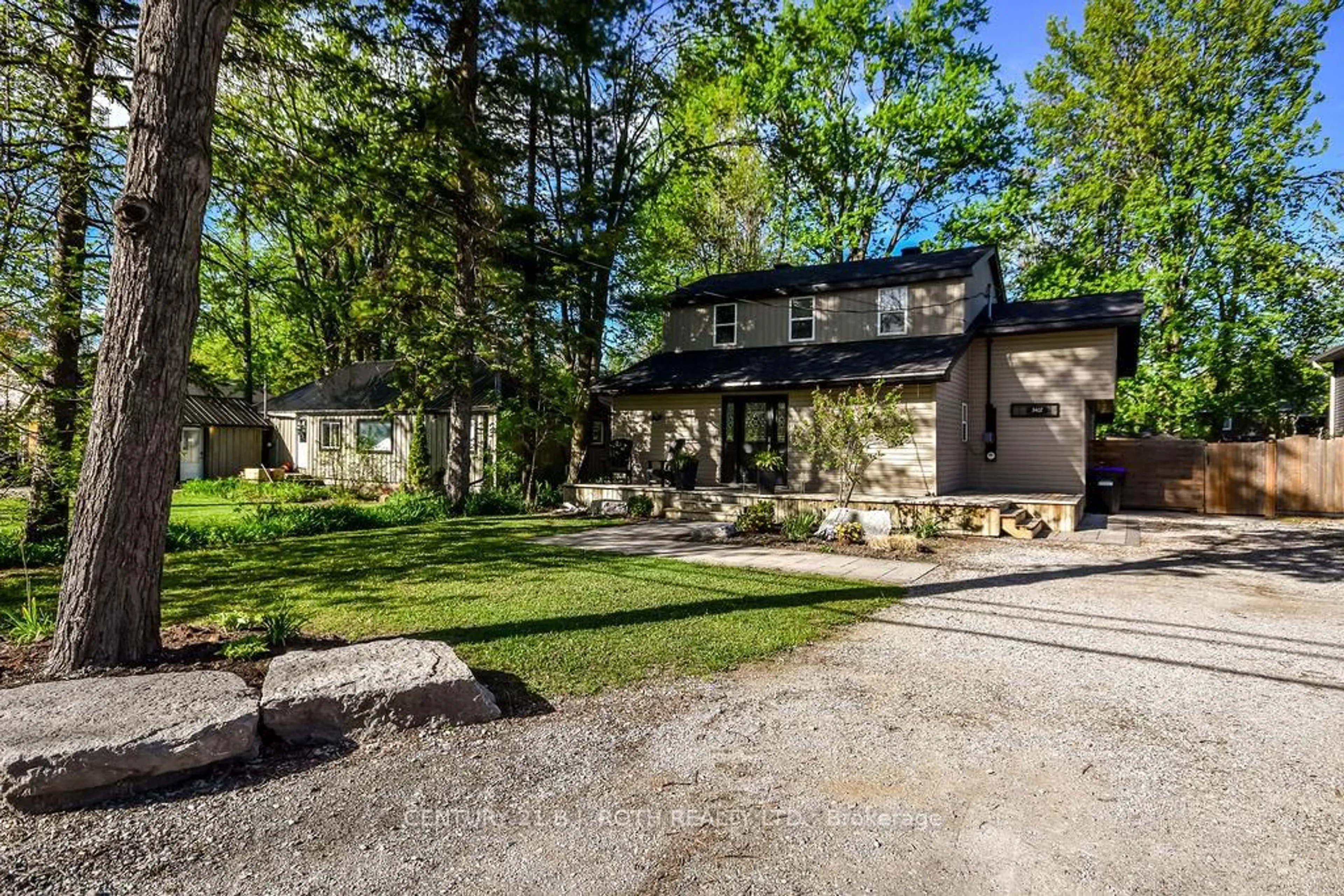A pic from outside/outdoor area/front of a property/back of a property/a pic from drone, unknown for 3407 BAYOU Rd, Severn Ontario L3V 6H3