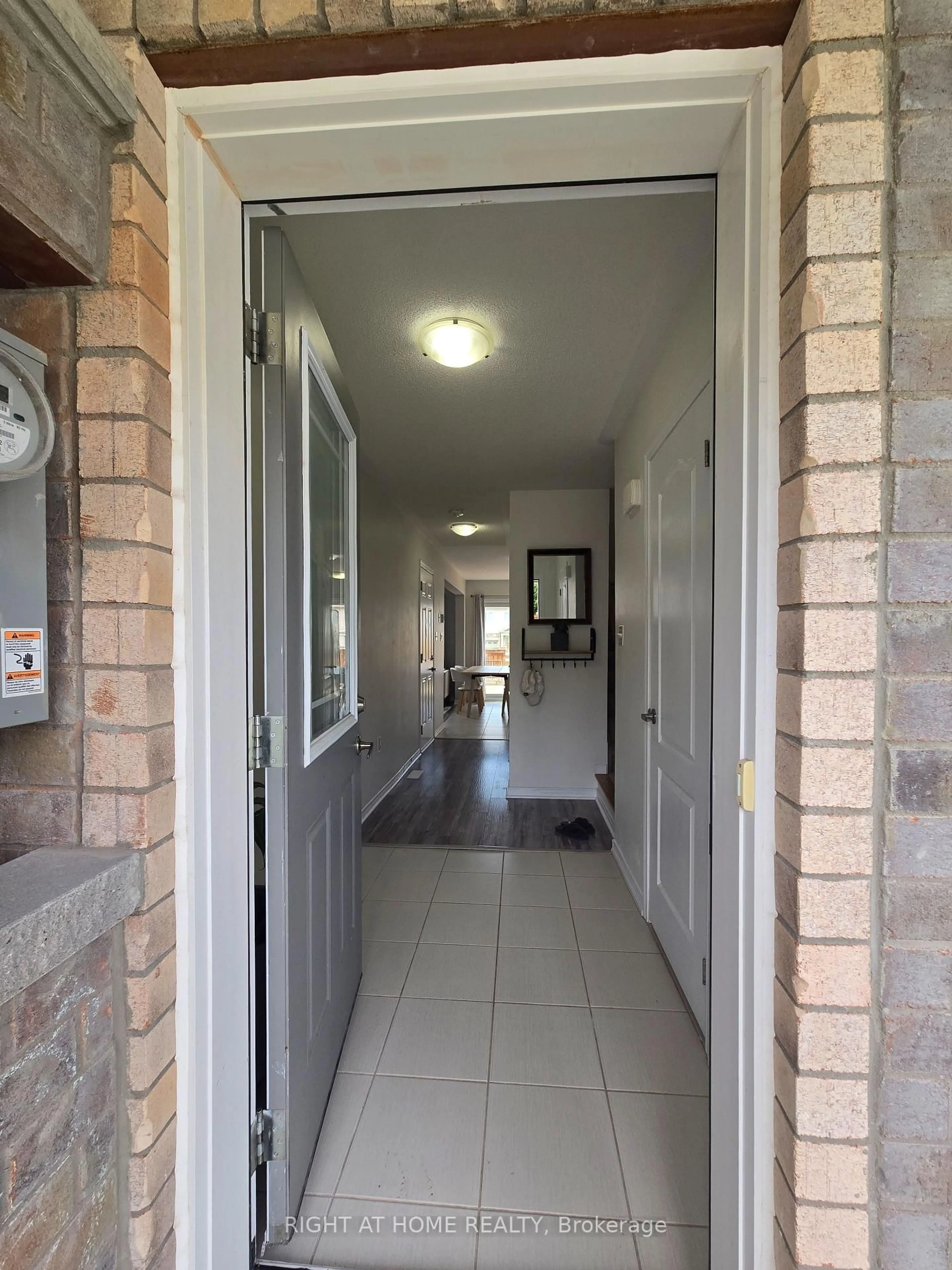 Indoor foyer for 82 Franks Way, Barrie Ontario L4N 3J1