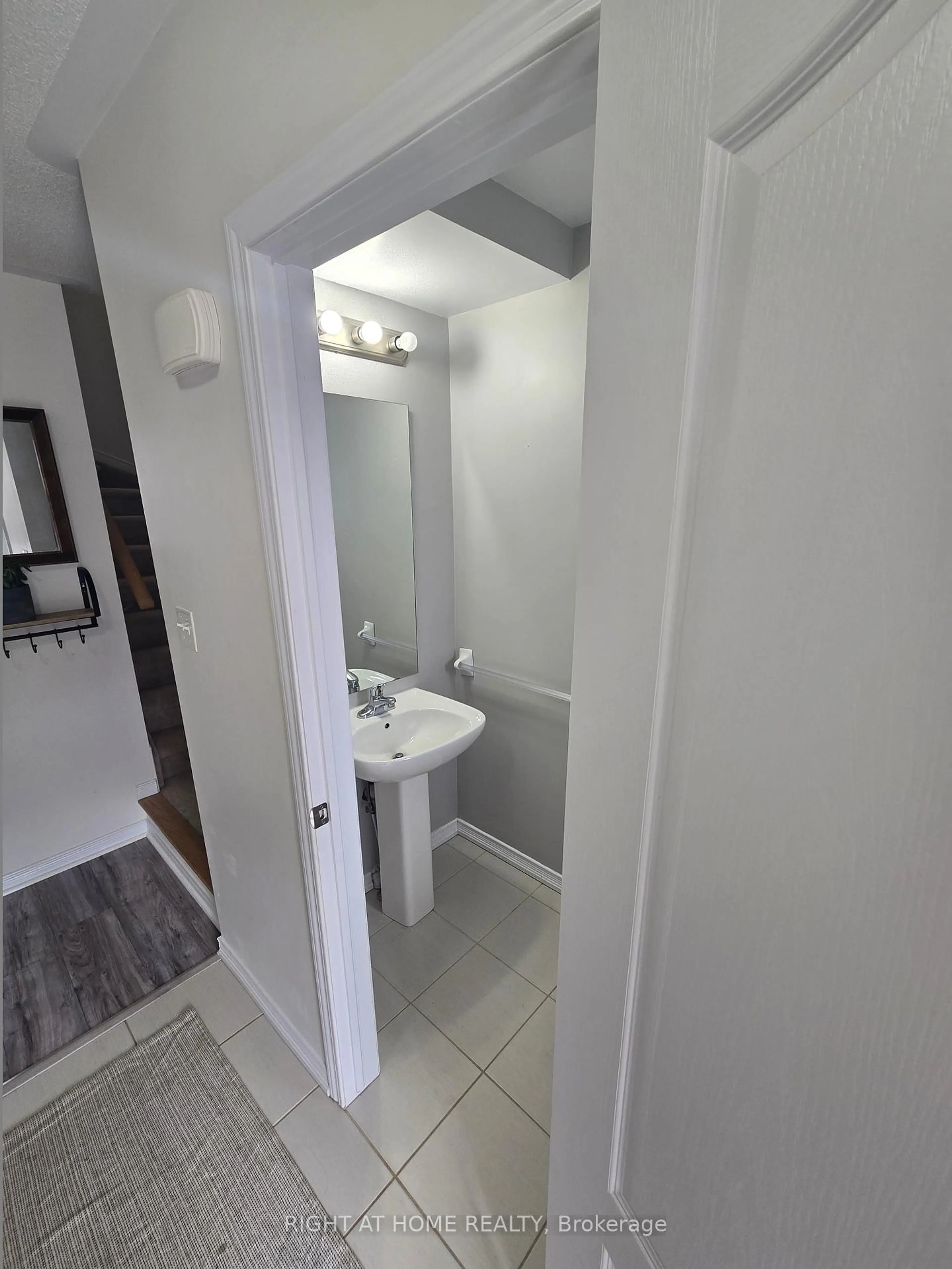 Standard bathroom, unknown for 82 Franks Way, Barrie Ontario L4N 3J1