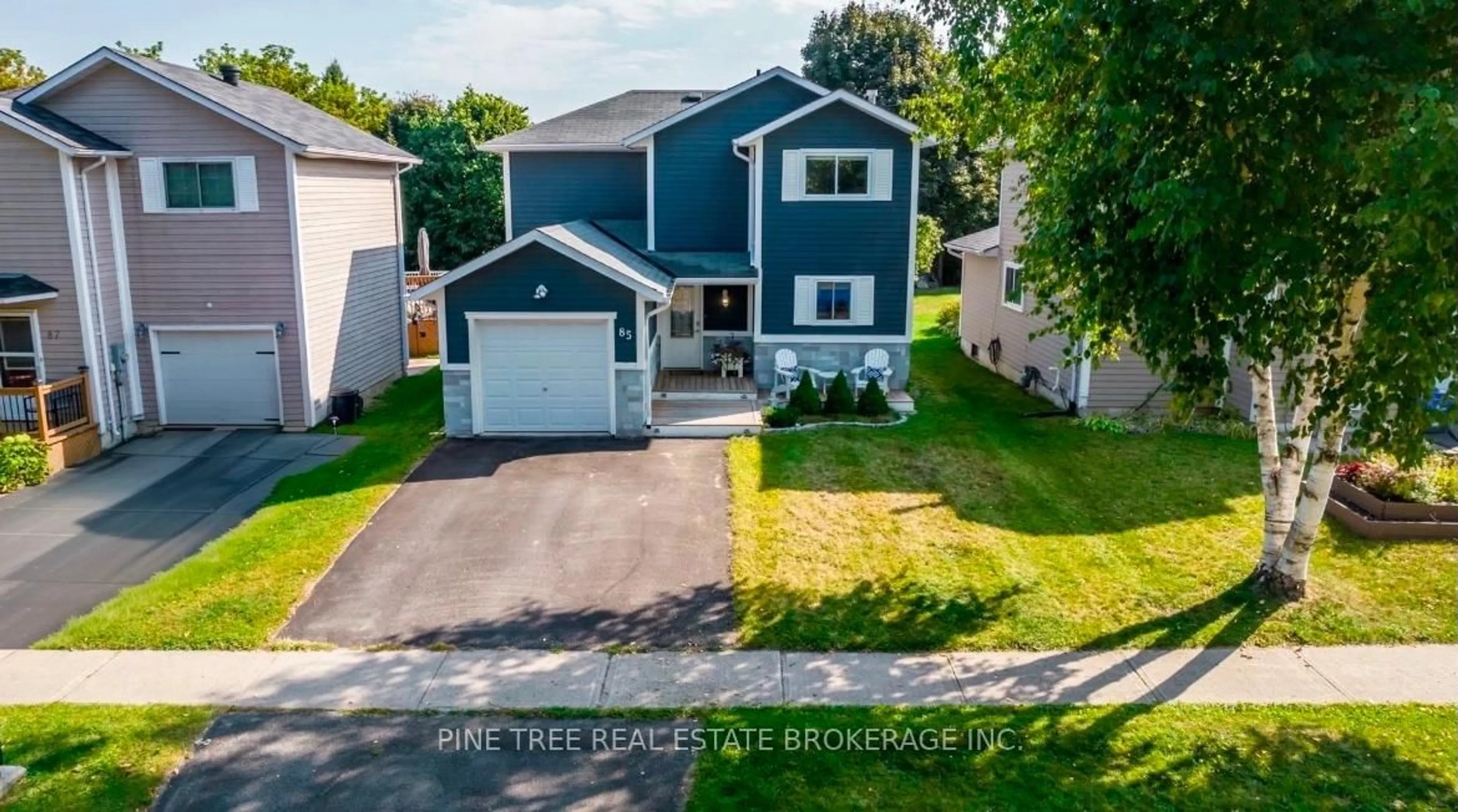A pic from outside/outdoor area/front of a property/back of a property/a pic from drone, street for 85 Elizabeth St, Barrie Ontario L4N 6P2