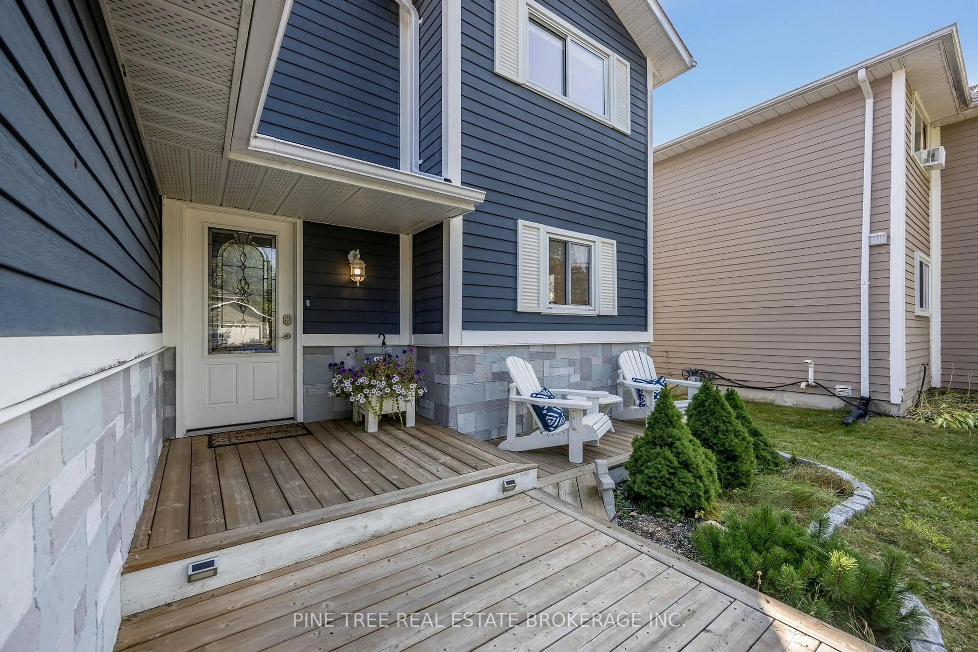 Home with vinyl exterior material, street for 85 Elizabeth St, Barrie Ontario L4N 6P2