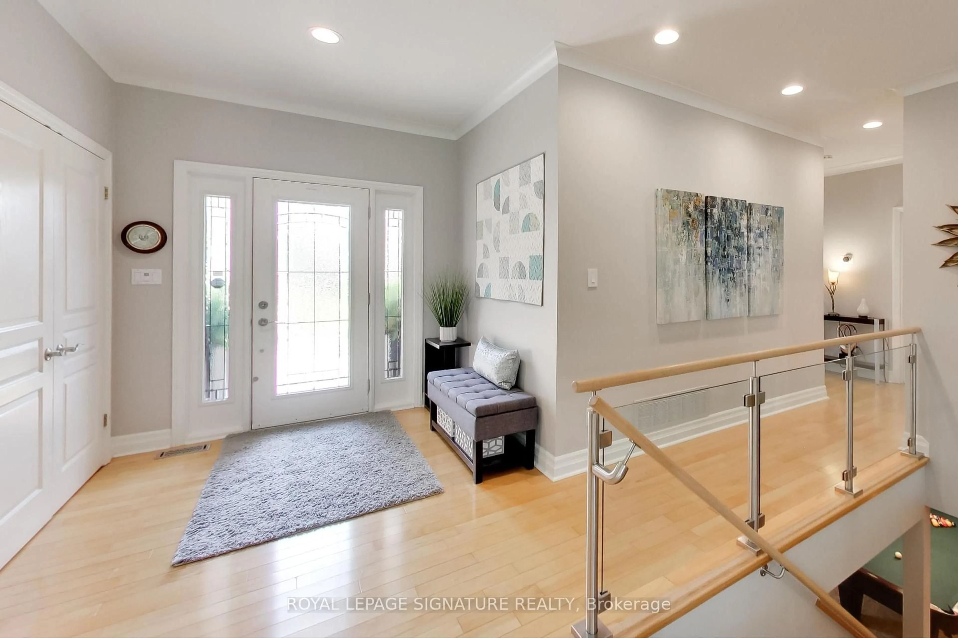 Indoor entryway for 10 Willow Bay Dr, Springwater Ontario L9X 0R2