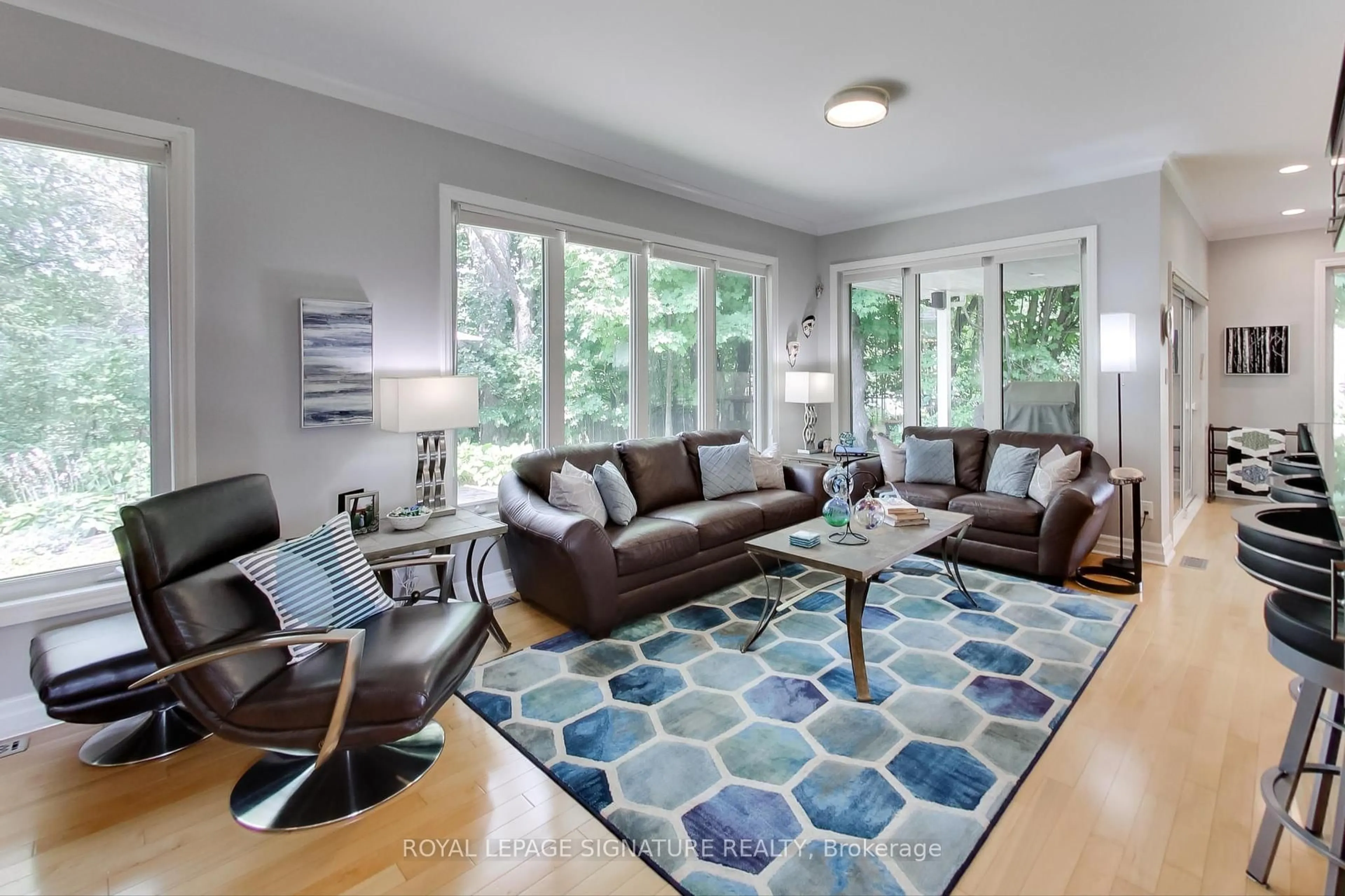 Living room with furniture, carpet floor for 10 Willow Bay Dr, Springwater Ontario L9X 0R2