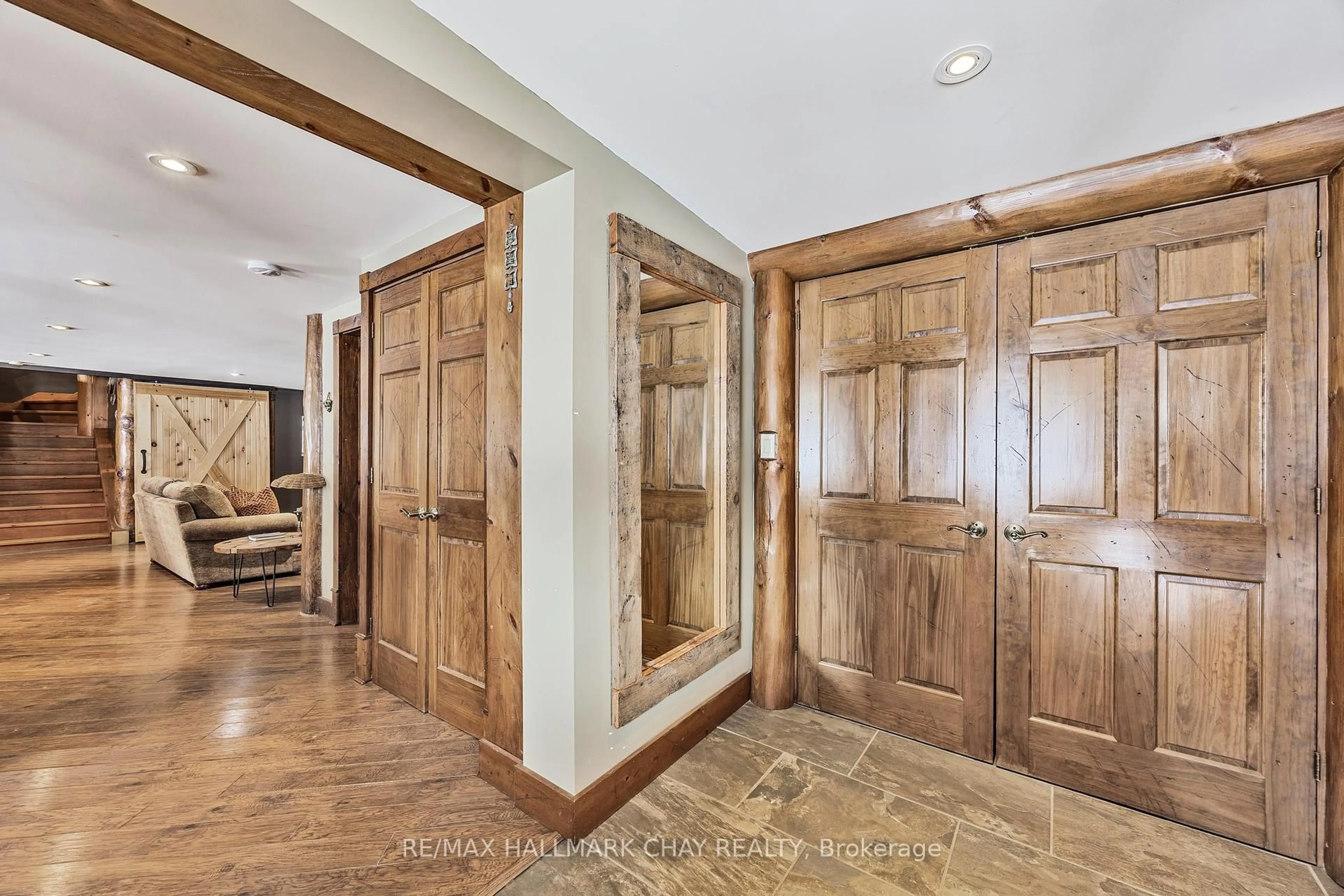 Indoor entryway for 118 Highland Dr, Oro-Medonte Ontario L0L 2L0
