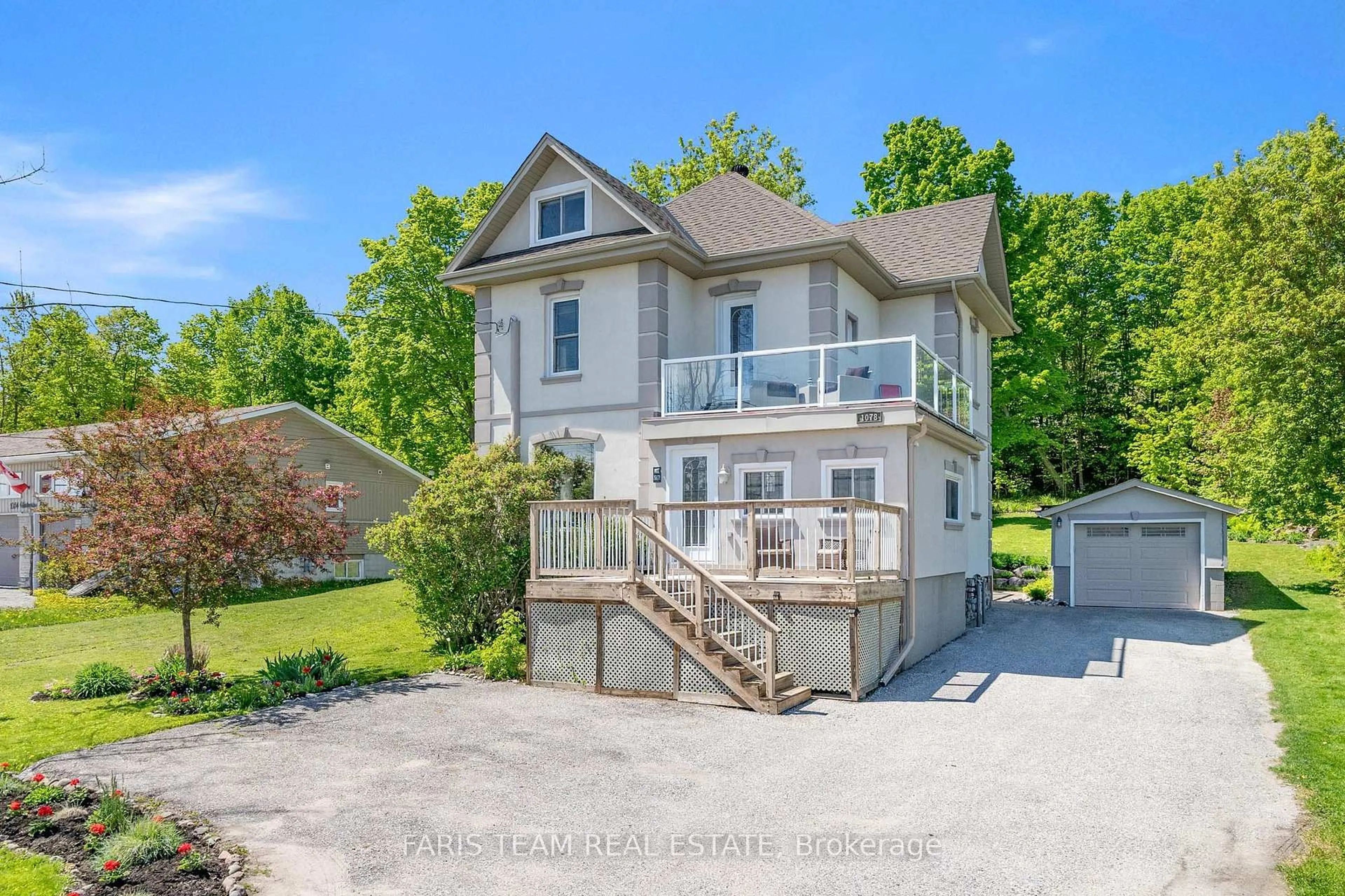 A pic from outside/outdoor area/front of a property/back of a property/a pic from drone, unknown for 1078 Harbourview Dr, Midland Ontario L4R 5J4