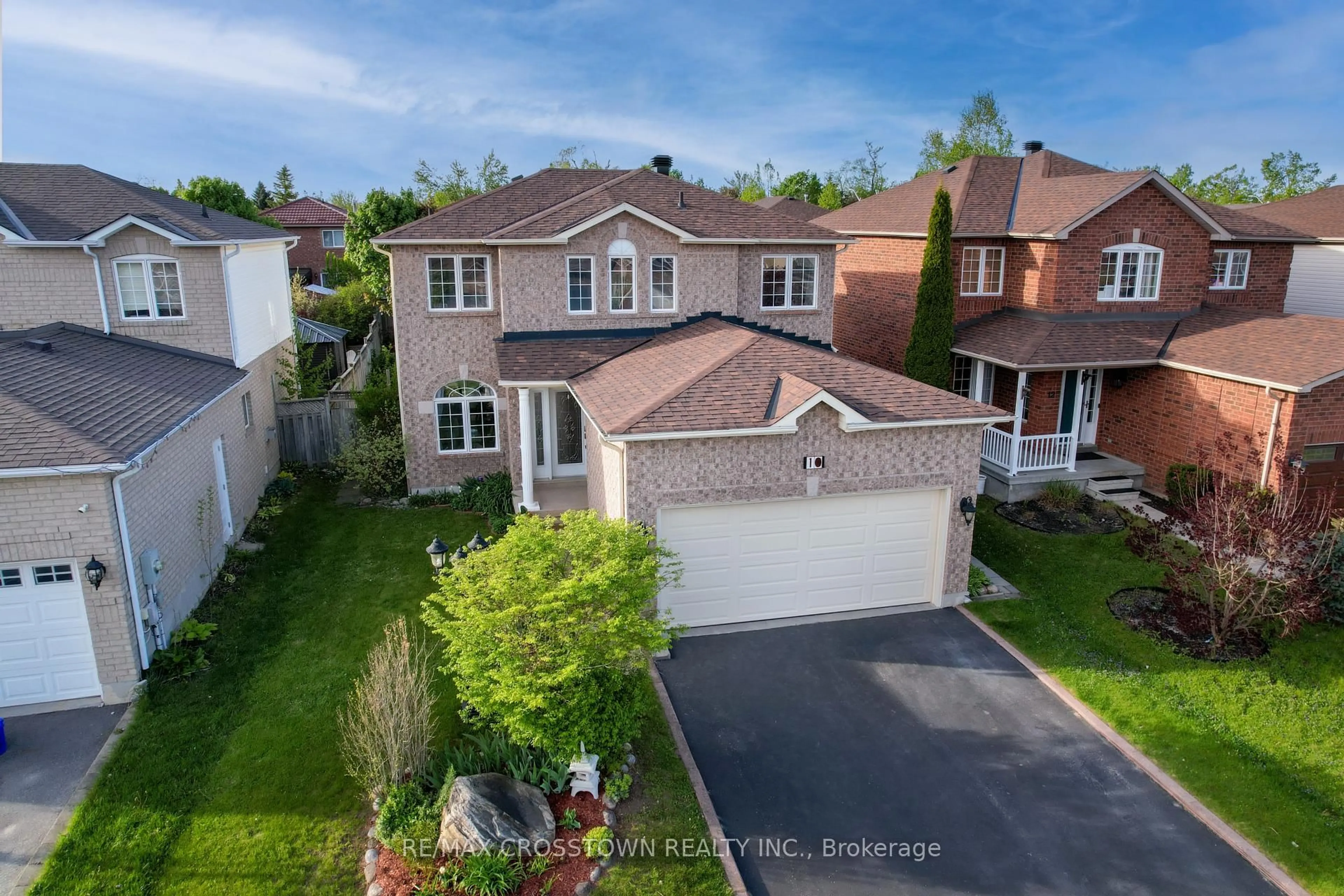A pic from outside/outdoor area/front of a property/back of a property/a pic from drone, street for 10 Wice Rd, Barrie Ontario L4N 8R9