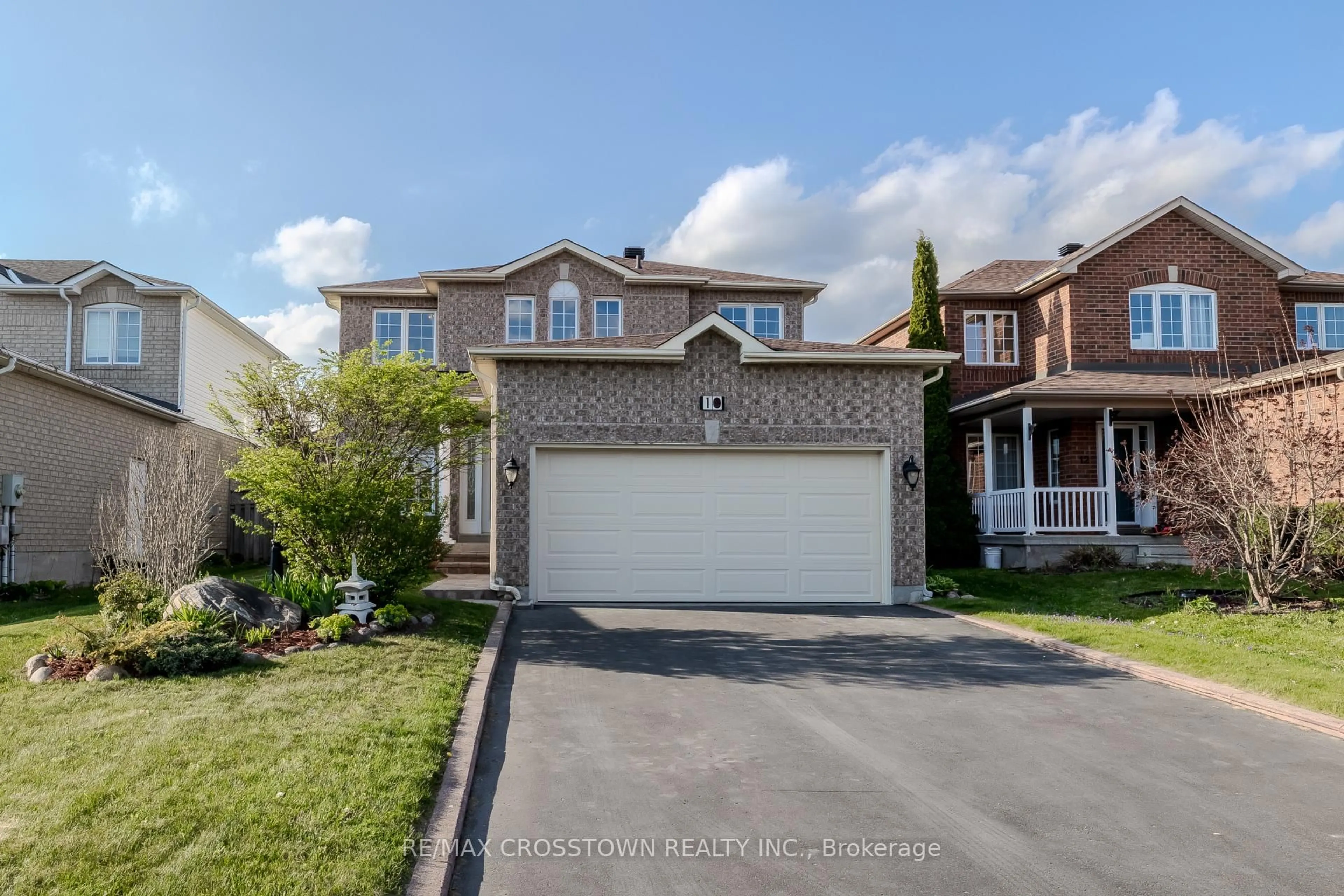 A pic from outside/outdoor area/front of a property/back of a property/a pic from drone, street for 10 Wice Rd, Barrie Ontario L4N 8R9