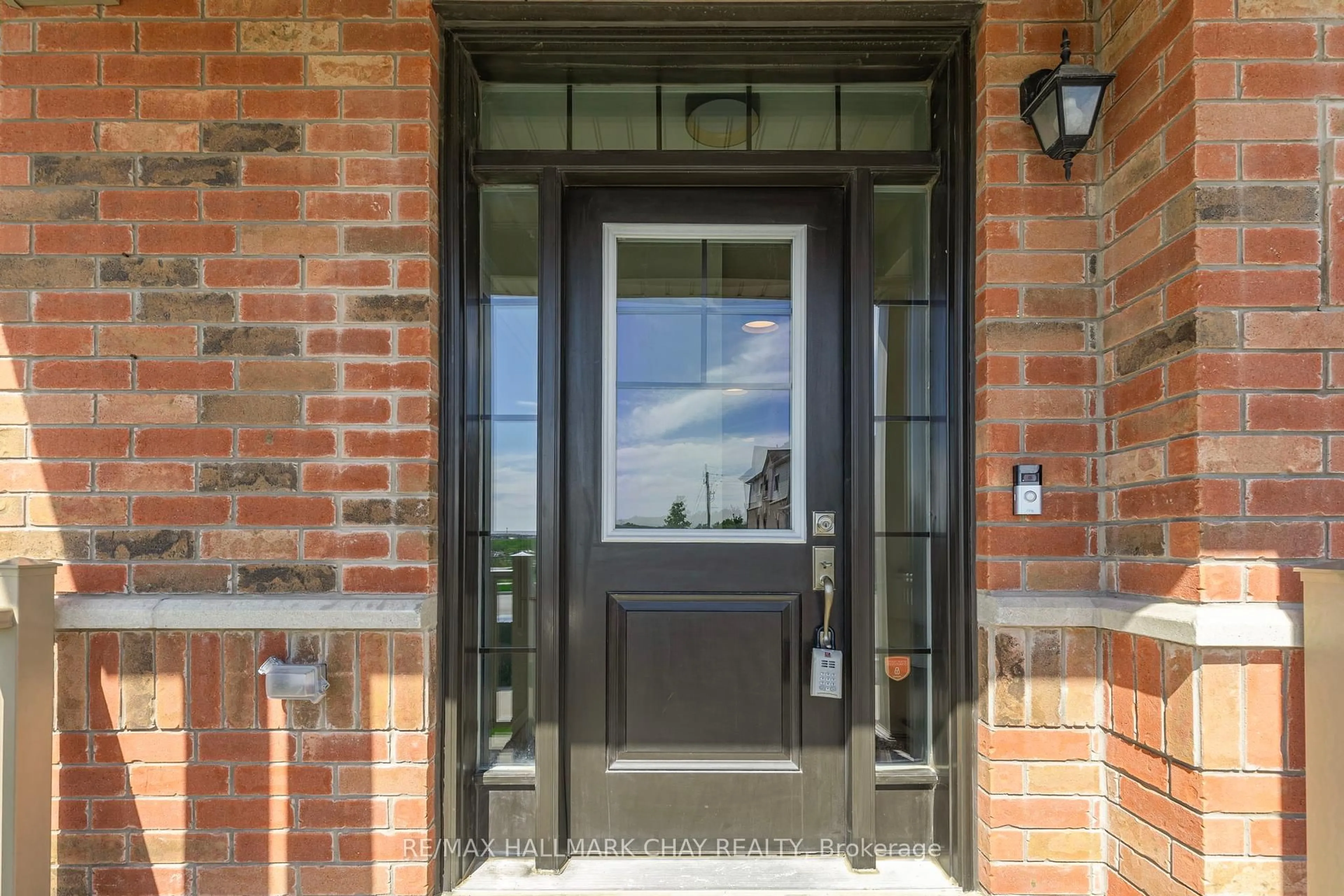 Indoor entryway for 251 Madelaine Dr, Barrie Ontario L9S 2Z4