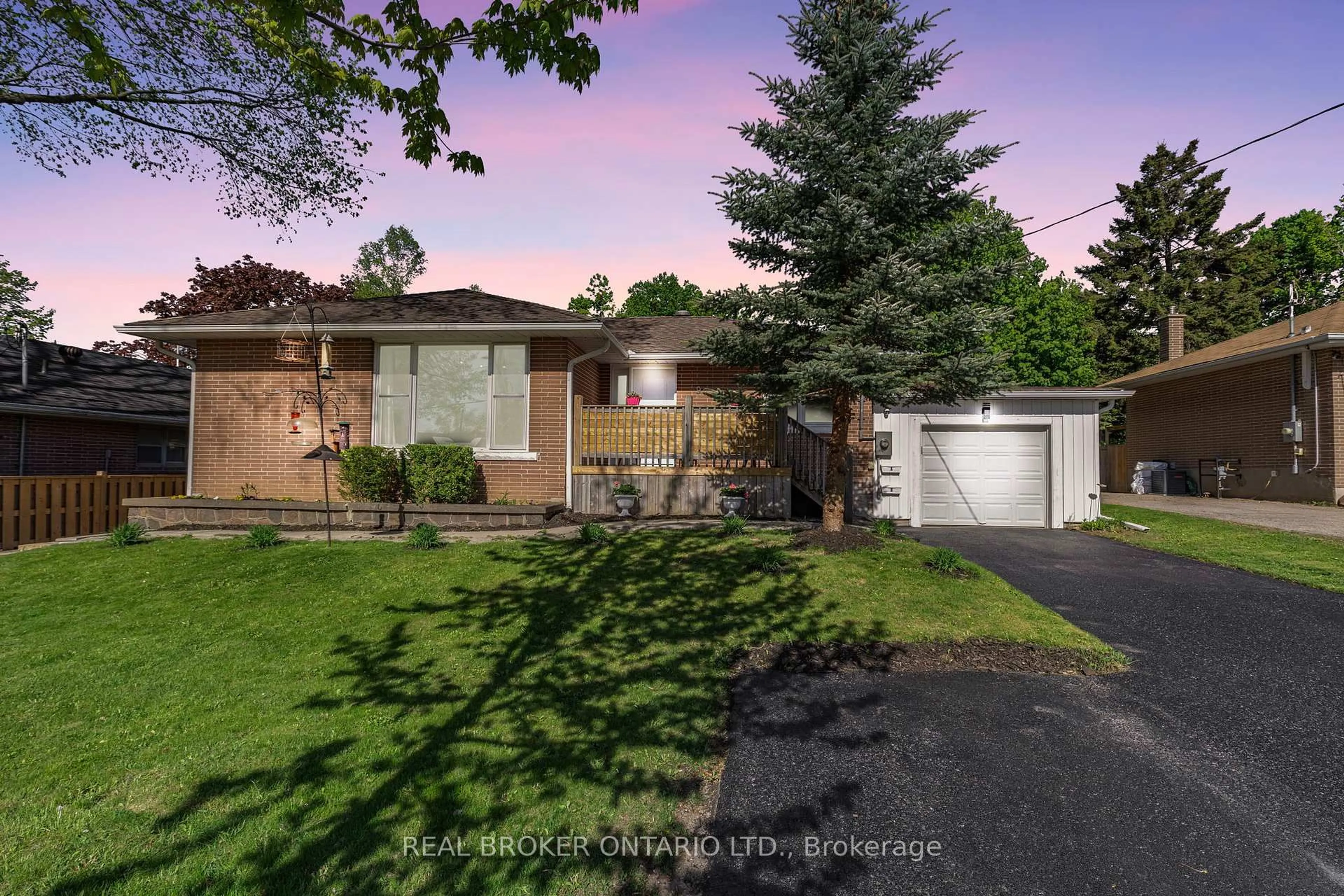 A pic from outside/outdoor area/front of a property/back of a property/a pic from drone, street for 90 Johnson St, Barrie Ontario L4M 4R3