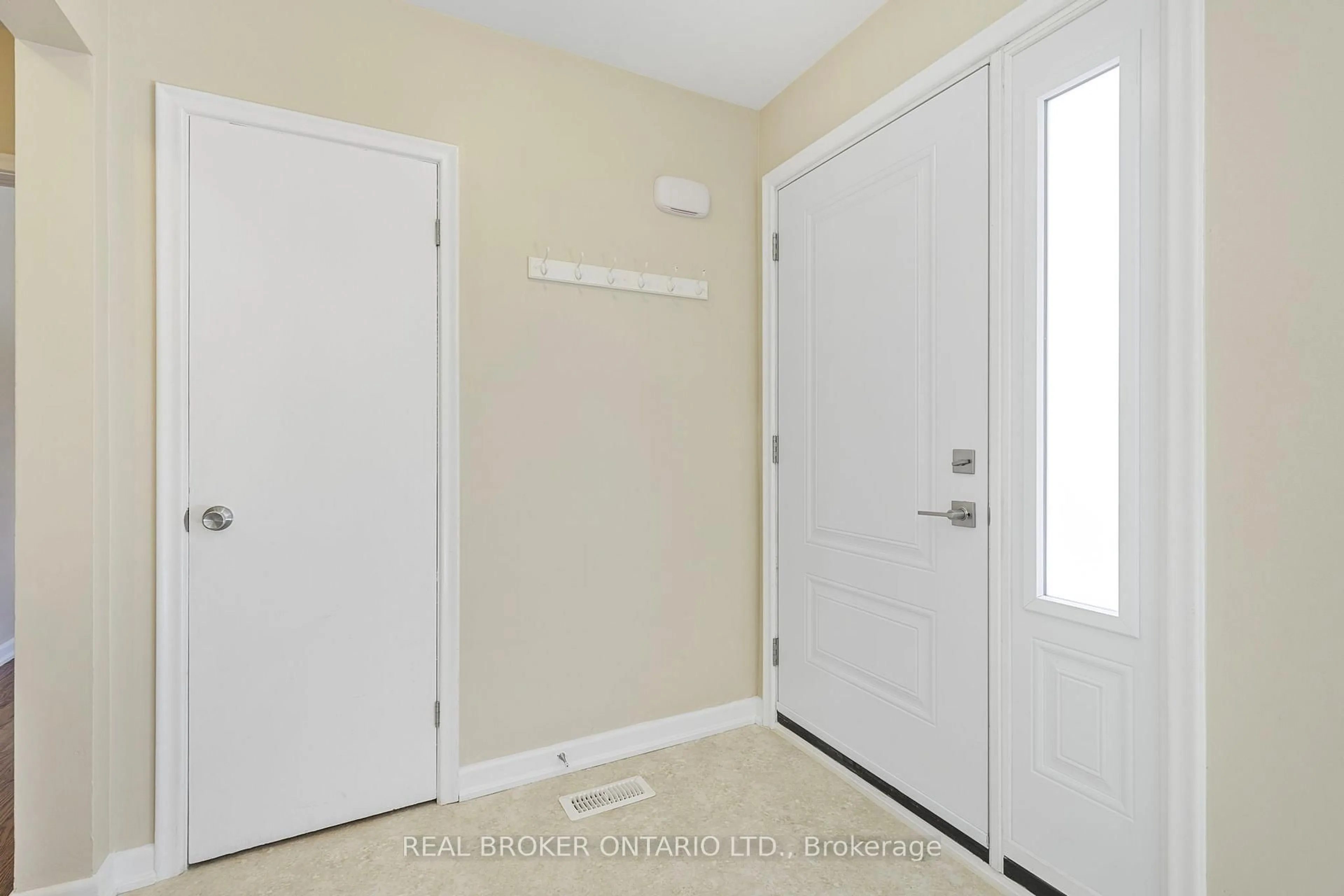 Indoor entryway for 90 Johnson St, Barrie Ontario L4M 4R3