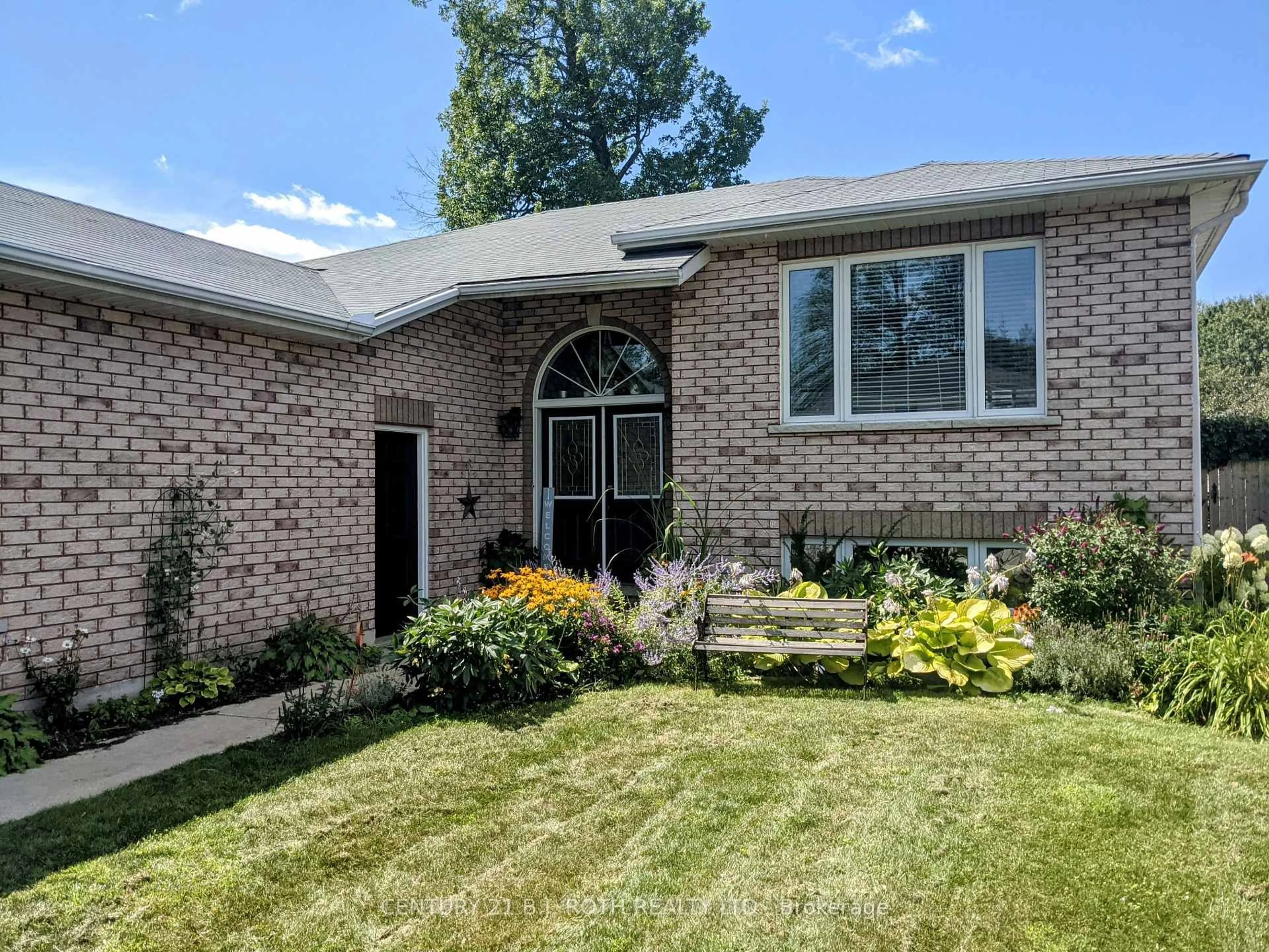 Home with brick exterior material, street for 60 Riverdale Dr, Wasaga Beach Ontario L9Z 1G1