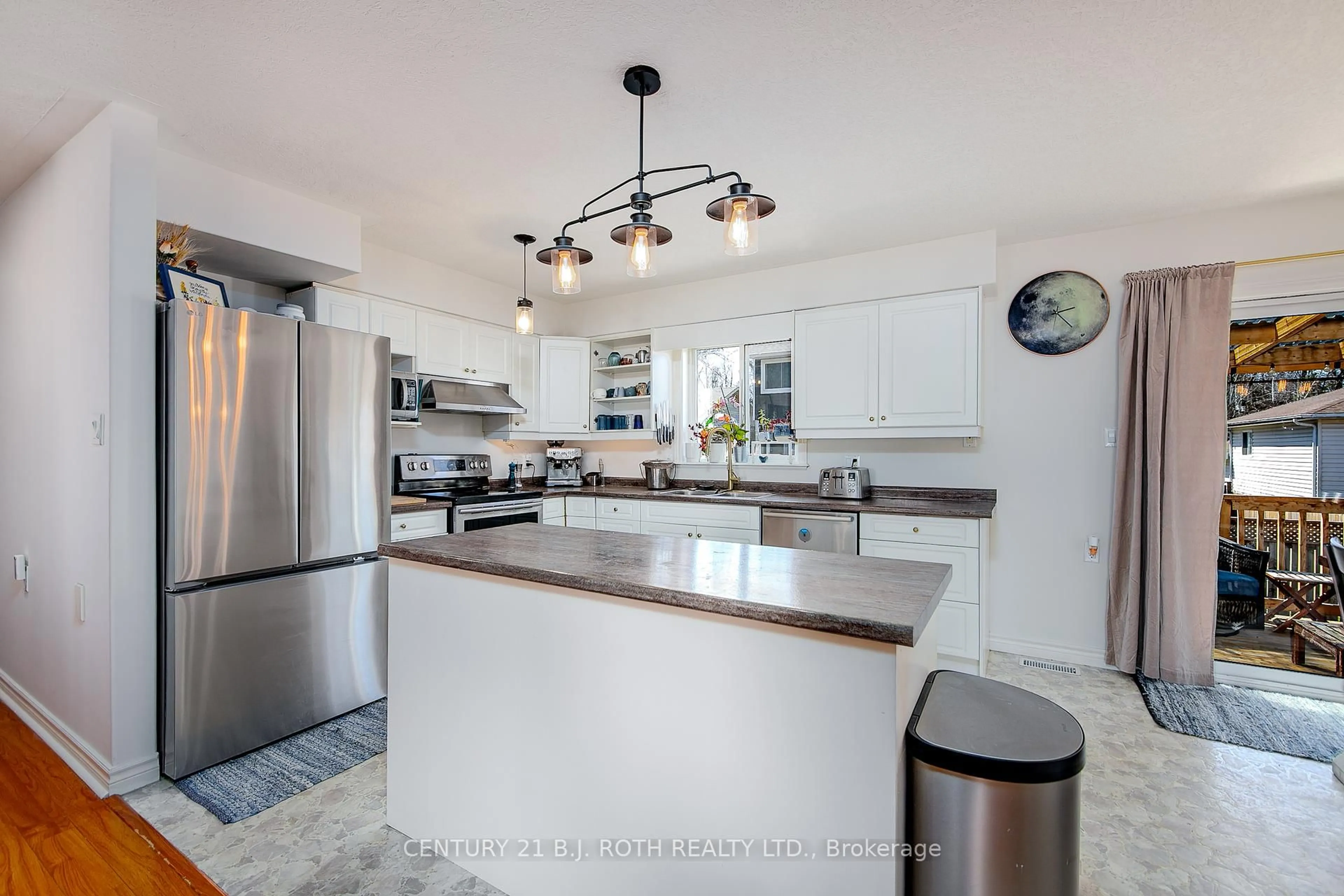 Open concept kitchen, ceramic/tile floor for 60 Riverdale Dr, Wasaga Beach Ontario L9Z 1G1