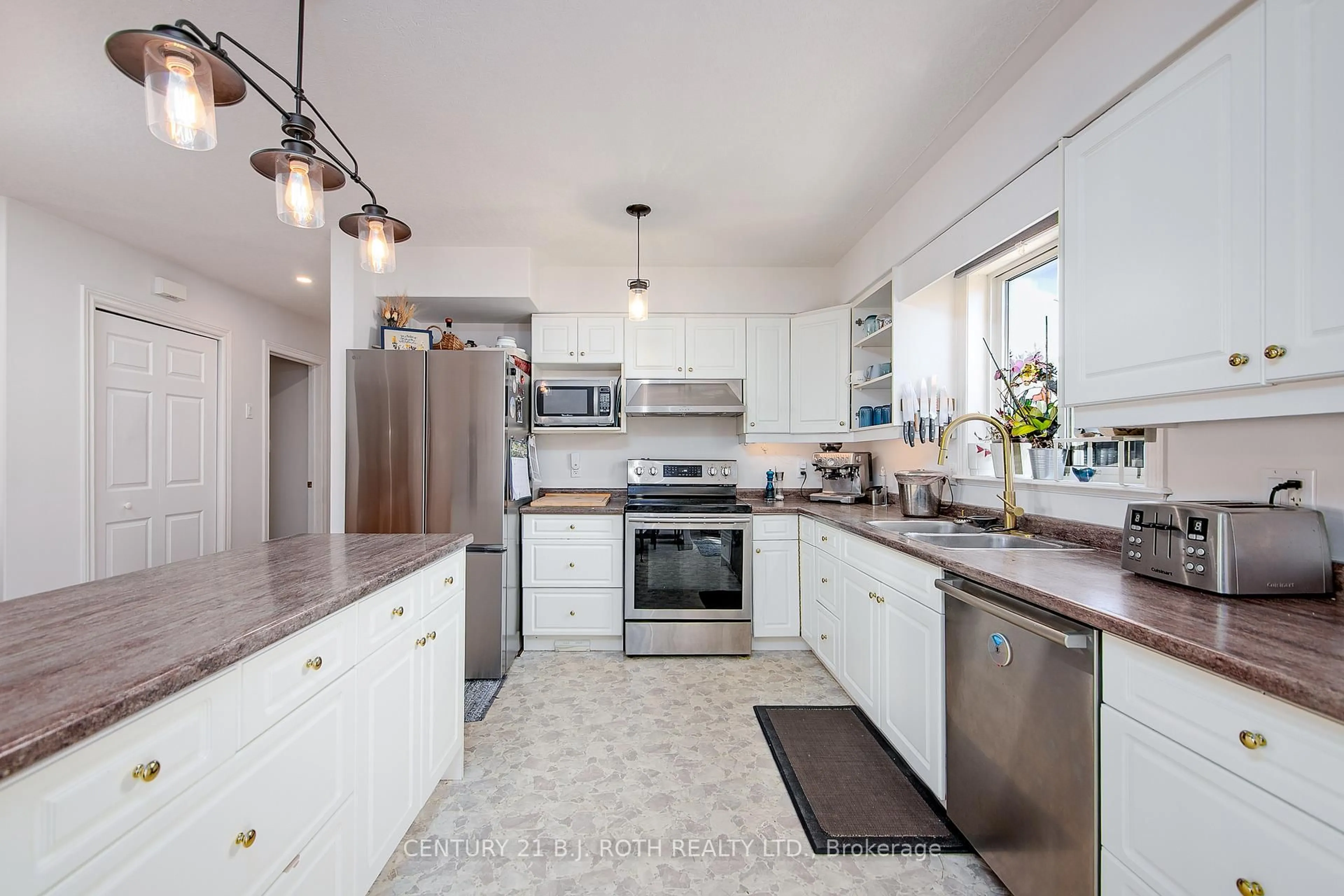 Open concept kitchen, ceramic/tile floor for 60 Riverdale Dr, Wasaga Beach Ontario L9Z 1G1