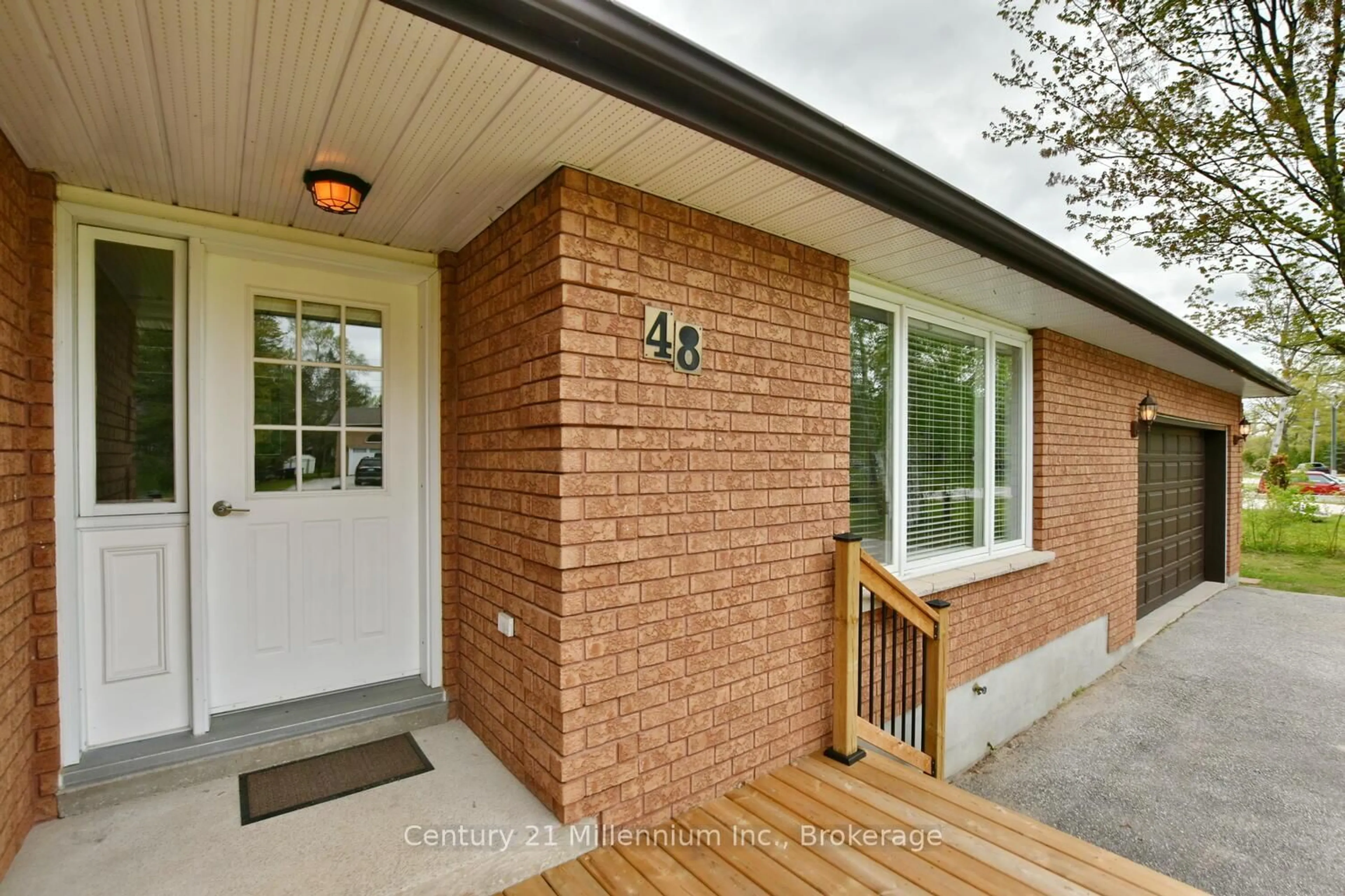 Home with brick exterior material, street for 48 INDIANOLA Cres, Wasaga Beach Ontario L9Z 2W3