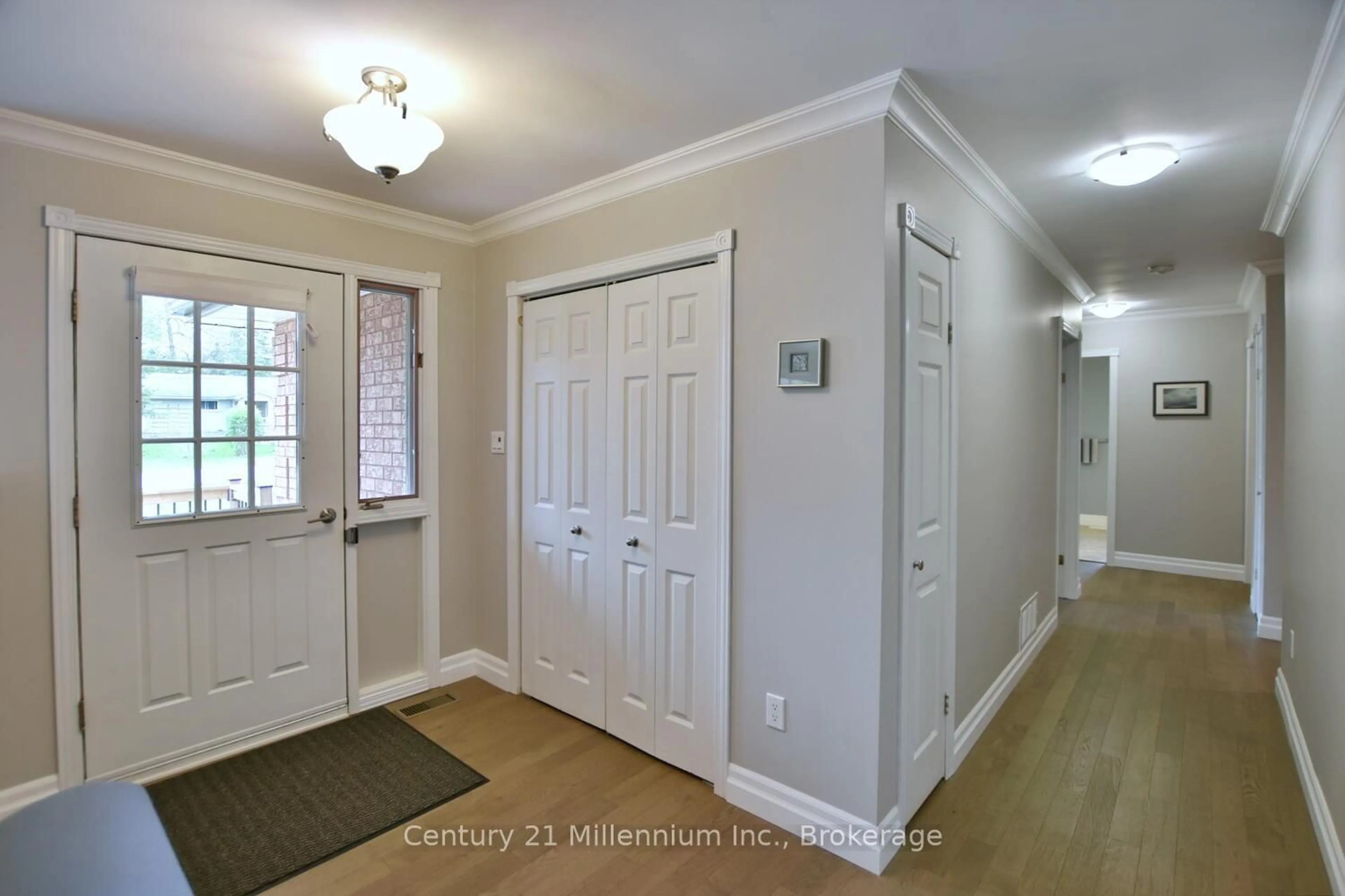 Indoor entryway for 48 INDIANOLA Cres, Wasaga Beach Ontario L9Z 2W3