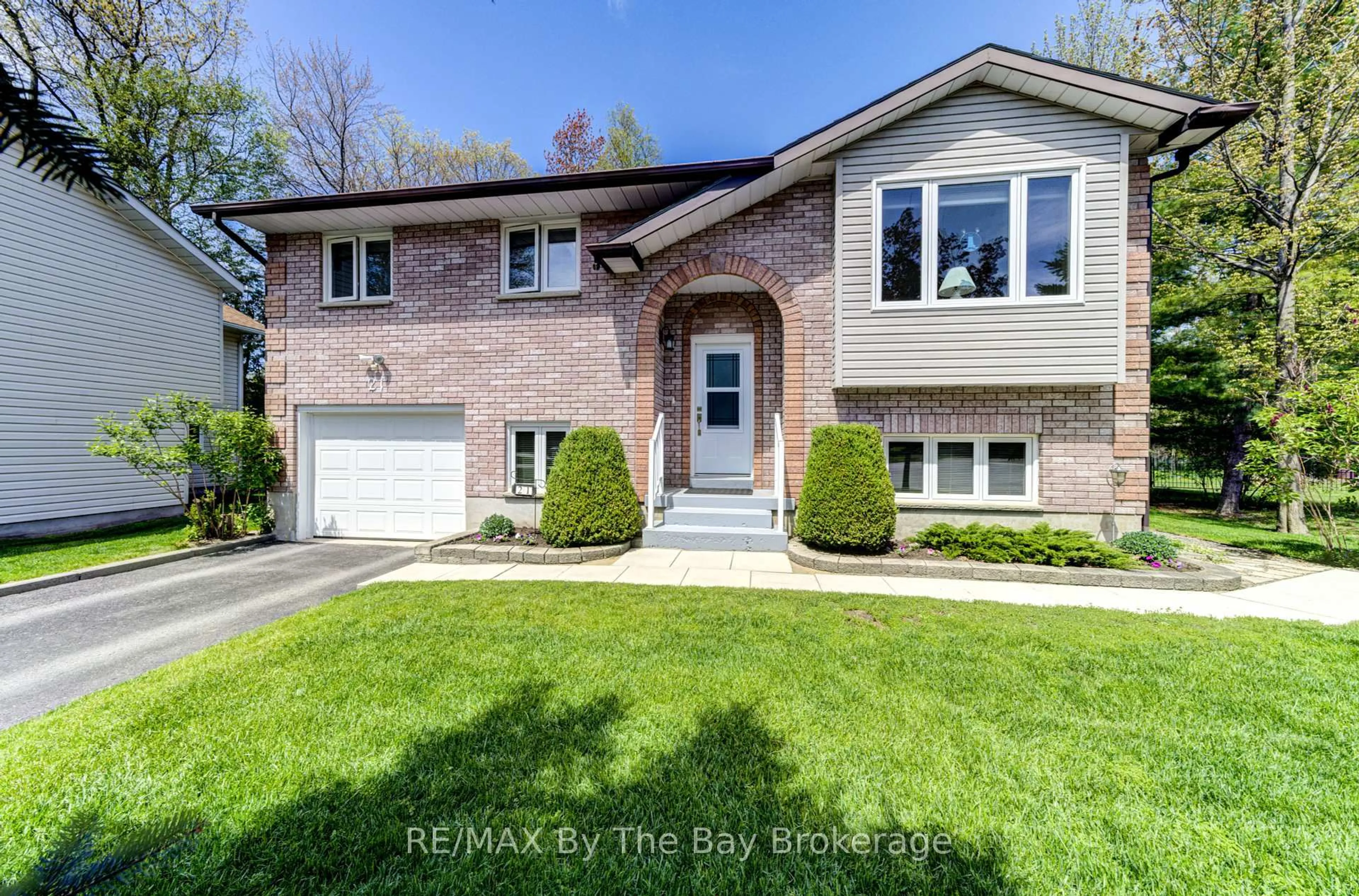 Home with brick exterior material, street for 21 Portugal Path, Wasaga Beach Ontario L9Z 1L2