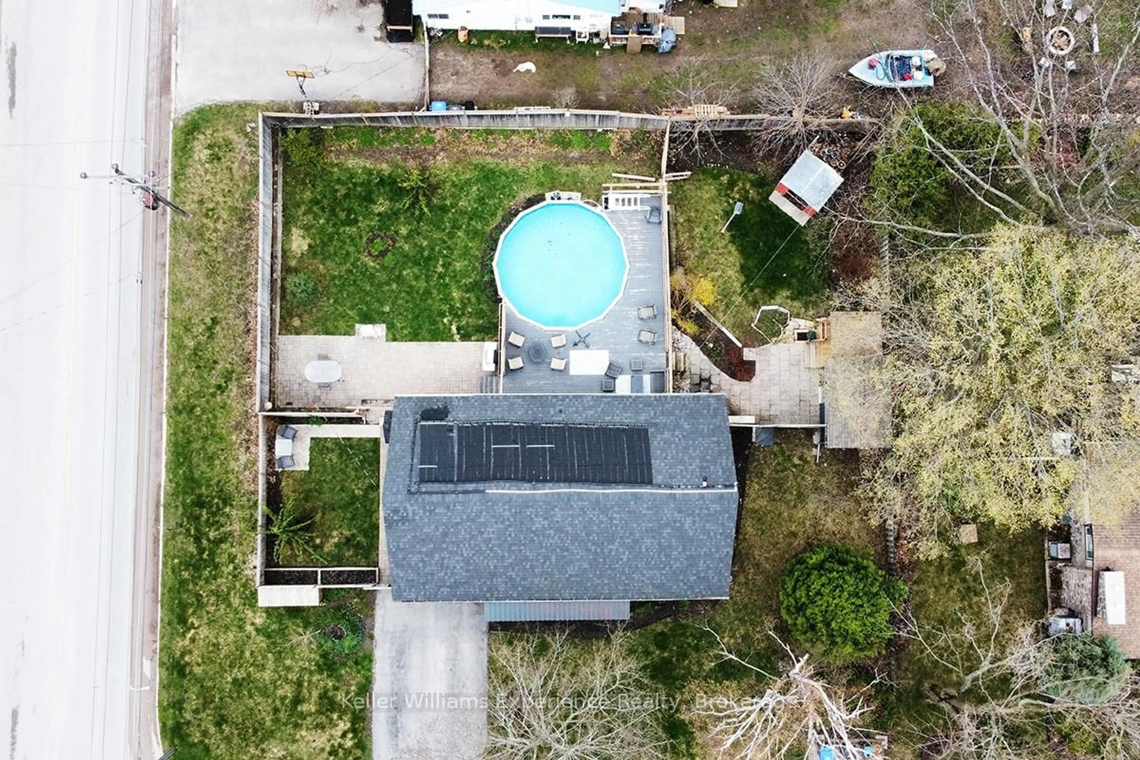 A pic from outside/outdoor area/front of a property/back of a property/a pic from drone, unknown for 768 Bay St, Midland Ontario L4R 1M4
