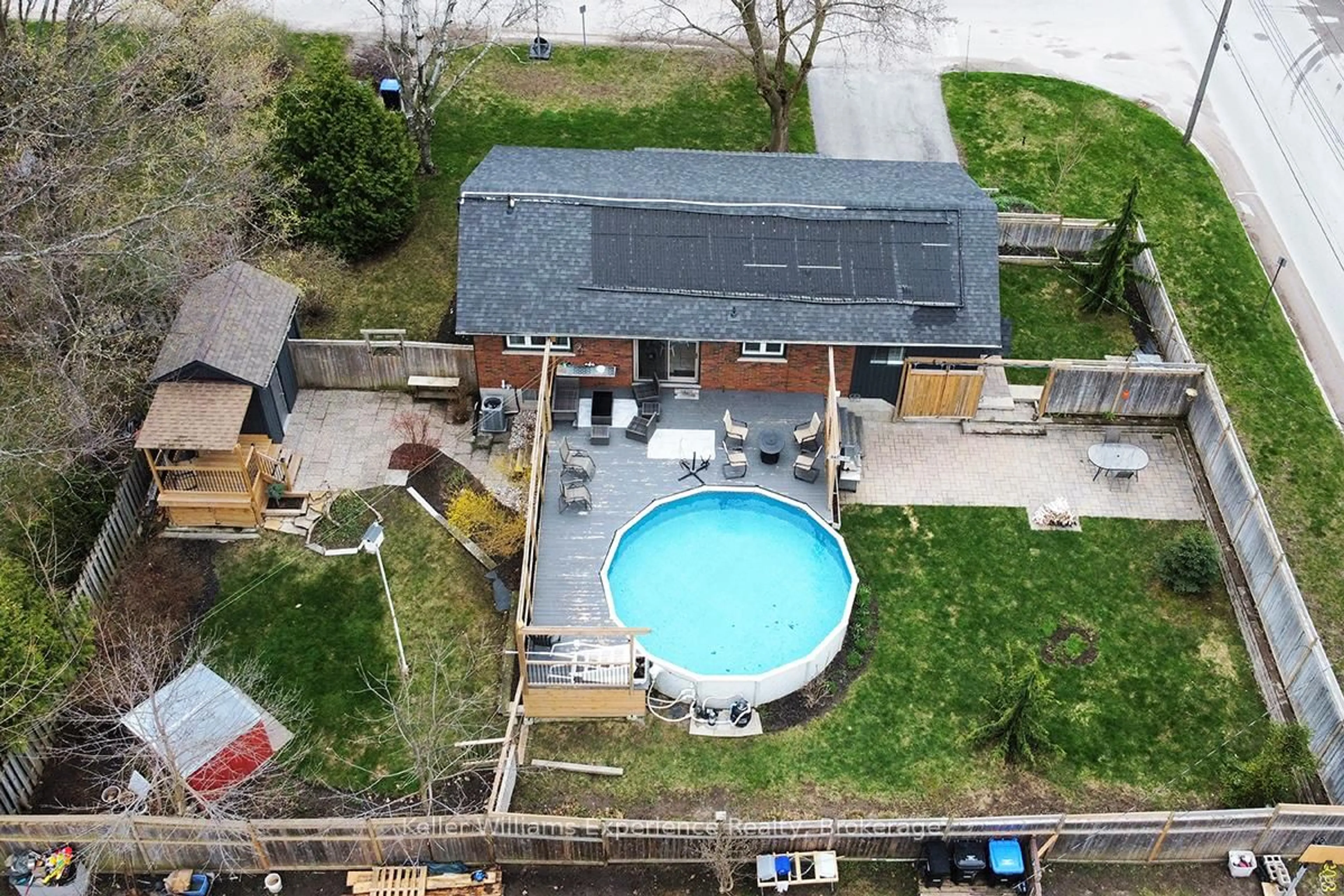 A pic from outside/outdoor area/front of a property/back of a property/a pic from drone, building for 768 Bay St, Midland Ontario L4R 1M4