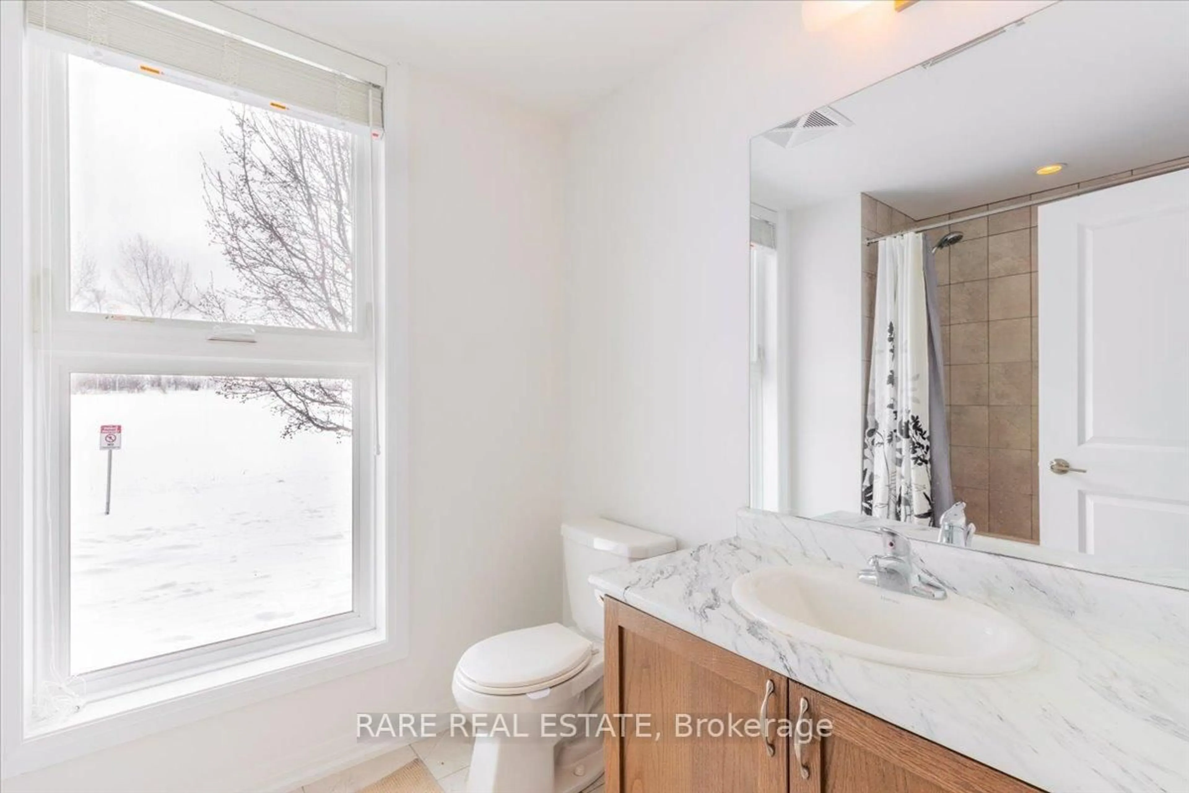 Standard bathroom, ceramic/tile floor for 299 Cundles Rd #102, Barrie Ontario L4M 0K9