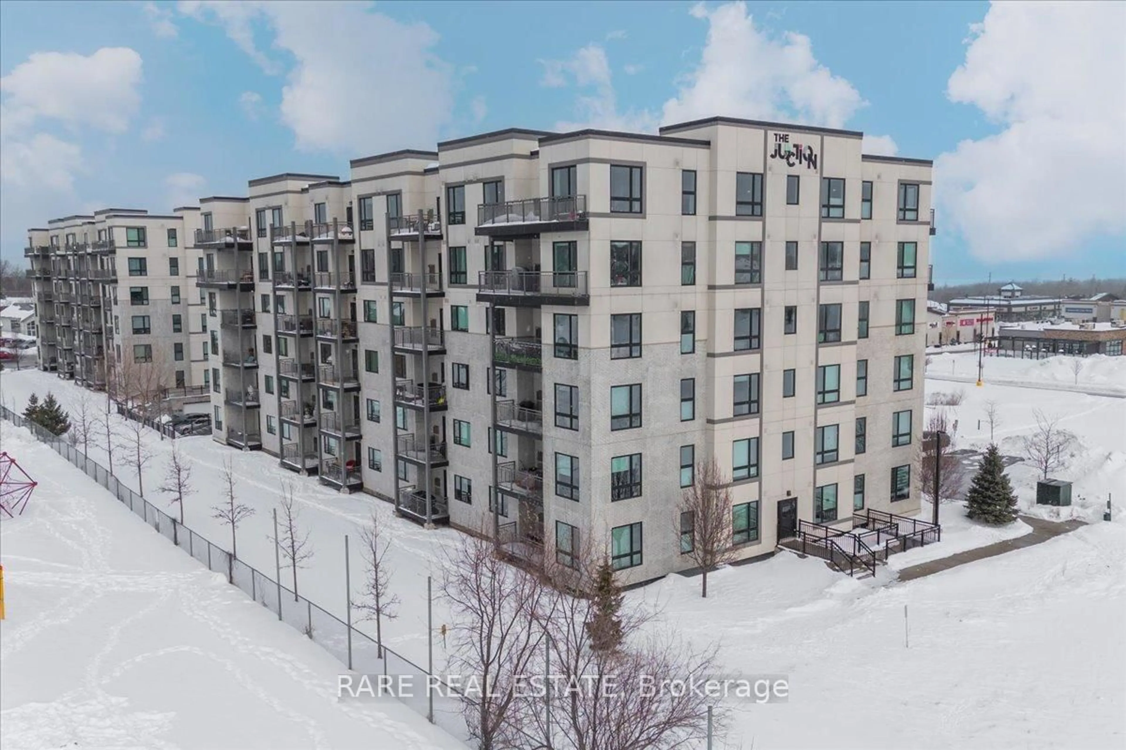 A pic from outside/outdoor area/front of a property/back of a property/a pic from drone, building for 299 Cundles Rd #102, Barrie Ontario L4M 0K9