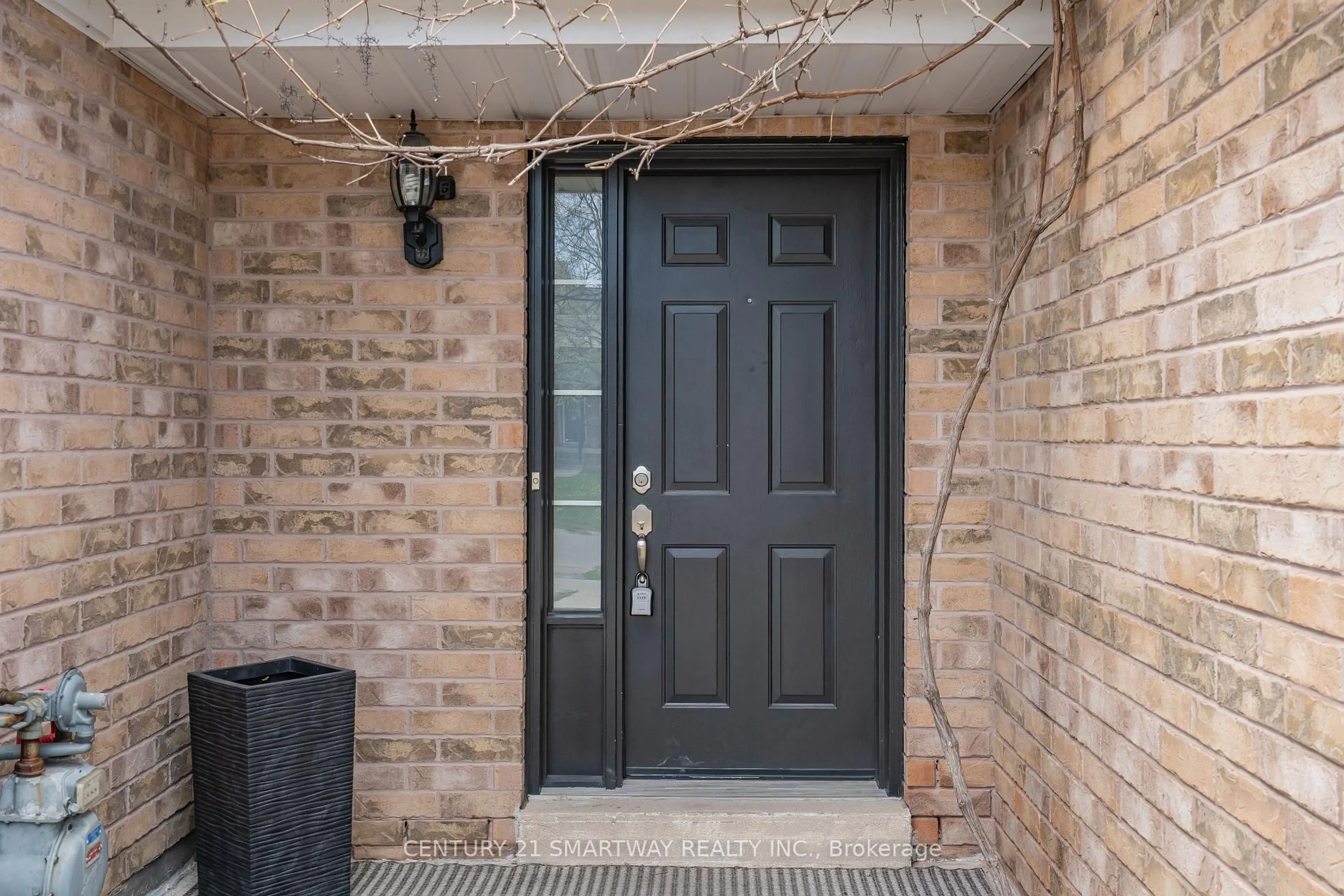 Indoor entryway for 56 Pickett Cres, Barrie Ontario L4N 8C1
