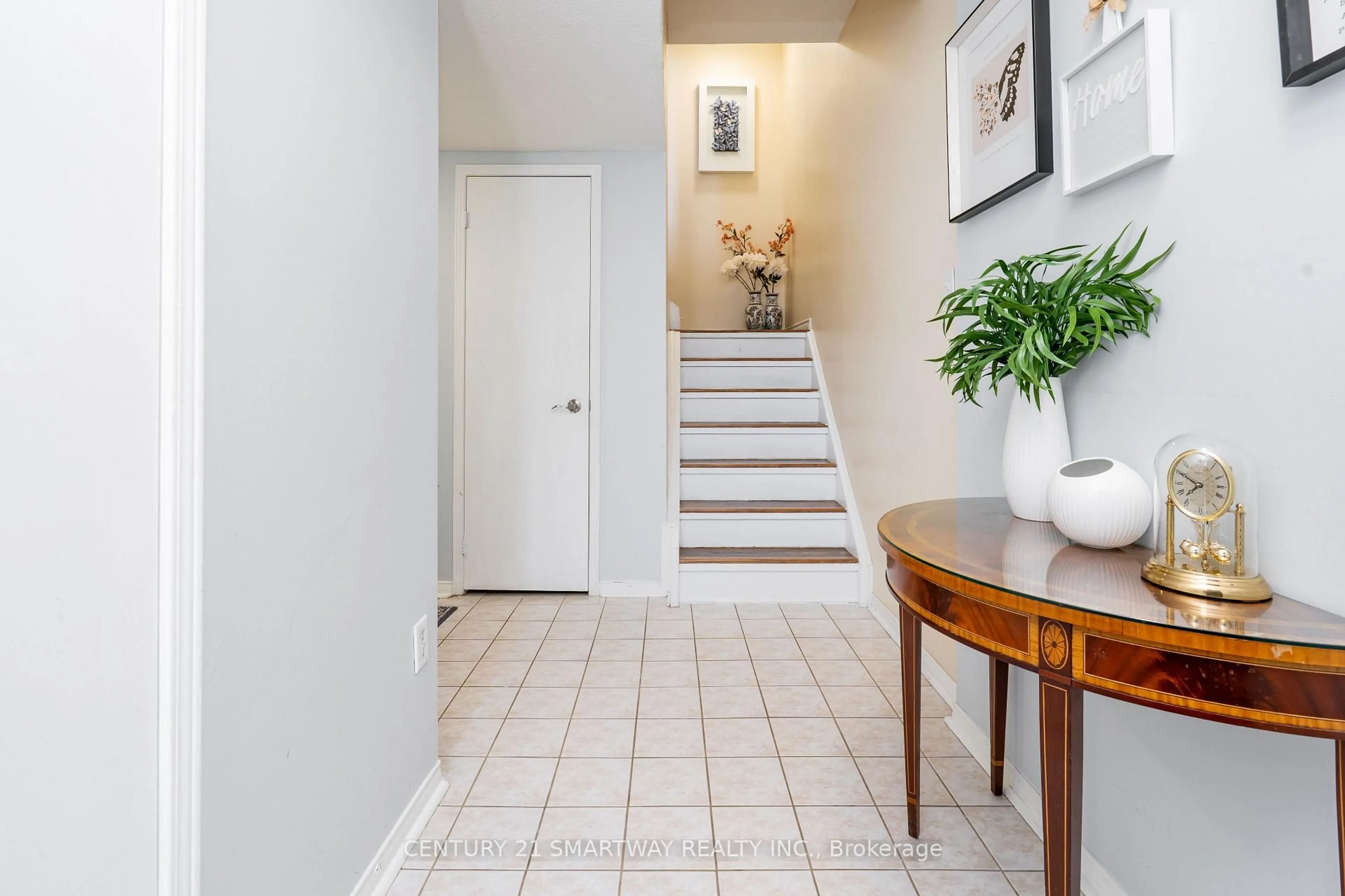 Indoor entryway for 56 Pickett Cres, Barrie Ontario L4N 8C1