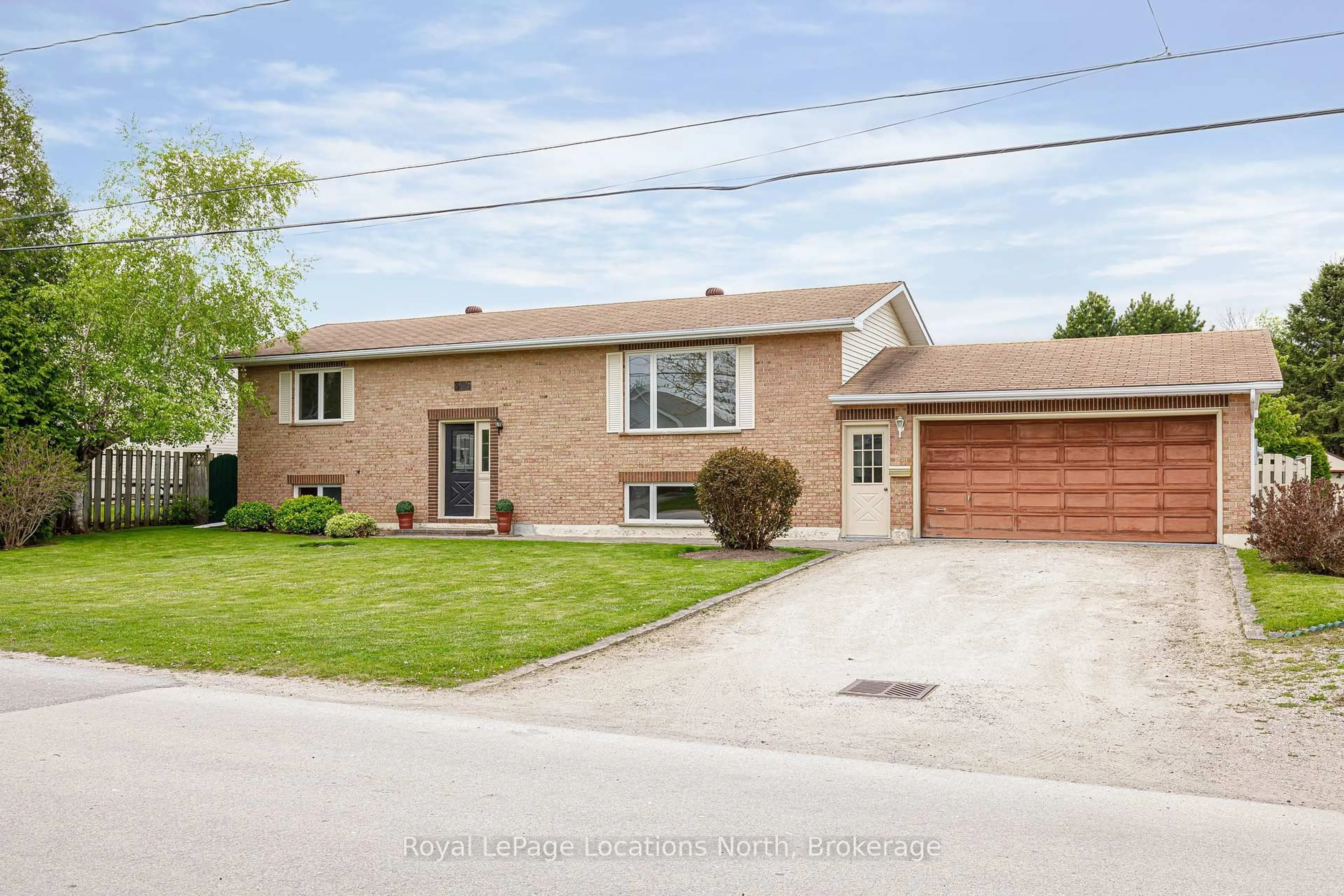 Home with brick exterior material, street for 386 Walnut St, Collingwood Ontario L9Y 3E1