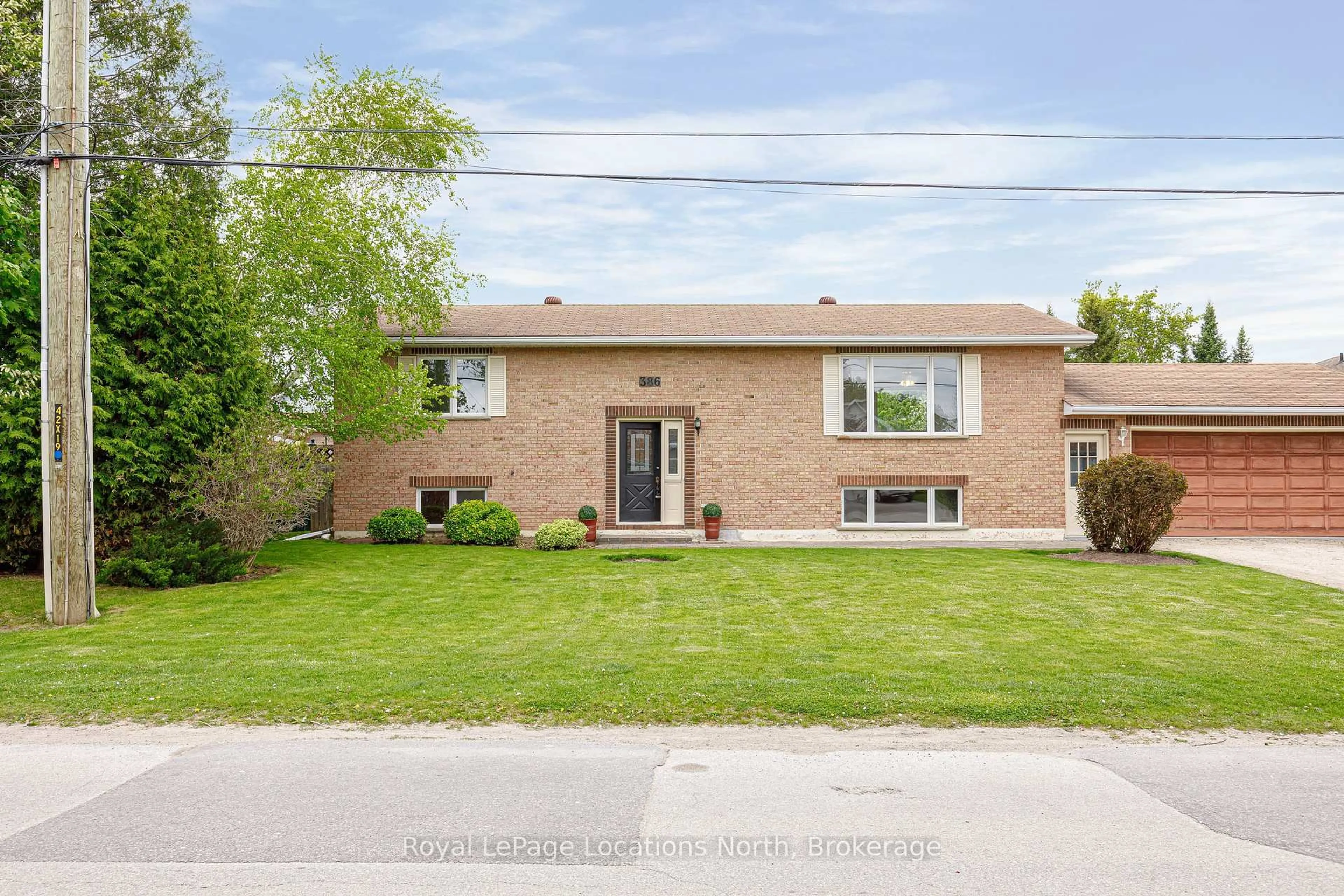 Home with brick exterior material, street for 386 Walnut St, Collingwood Ontario L9Y 3E1