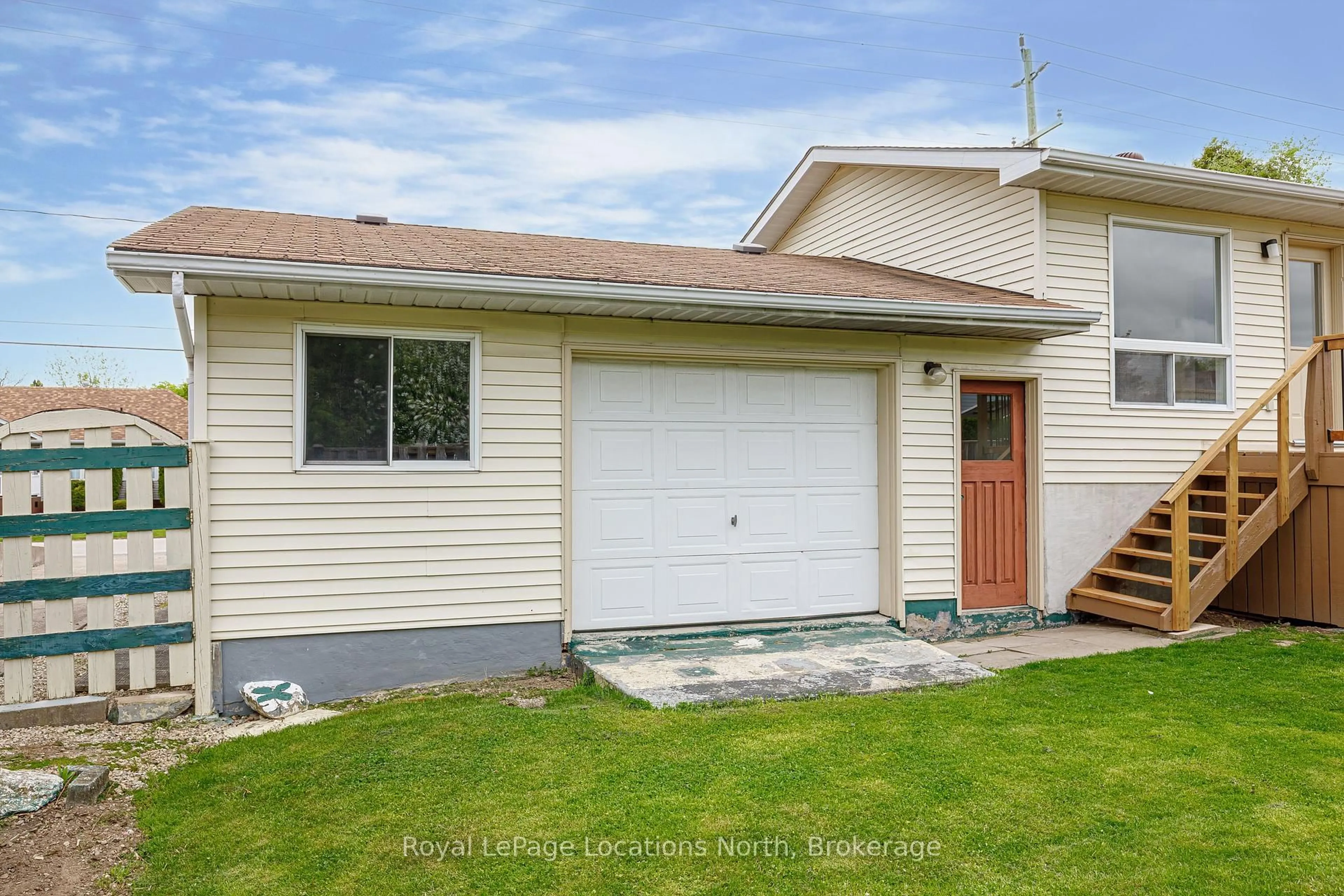 Home with vinyl exterior material, street for 386 Walnut St, Collingwood Ontario L9Y 3E1