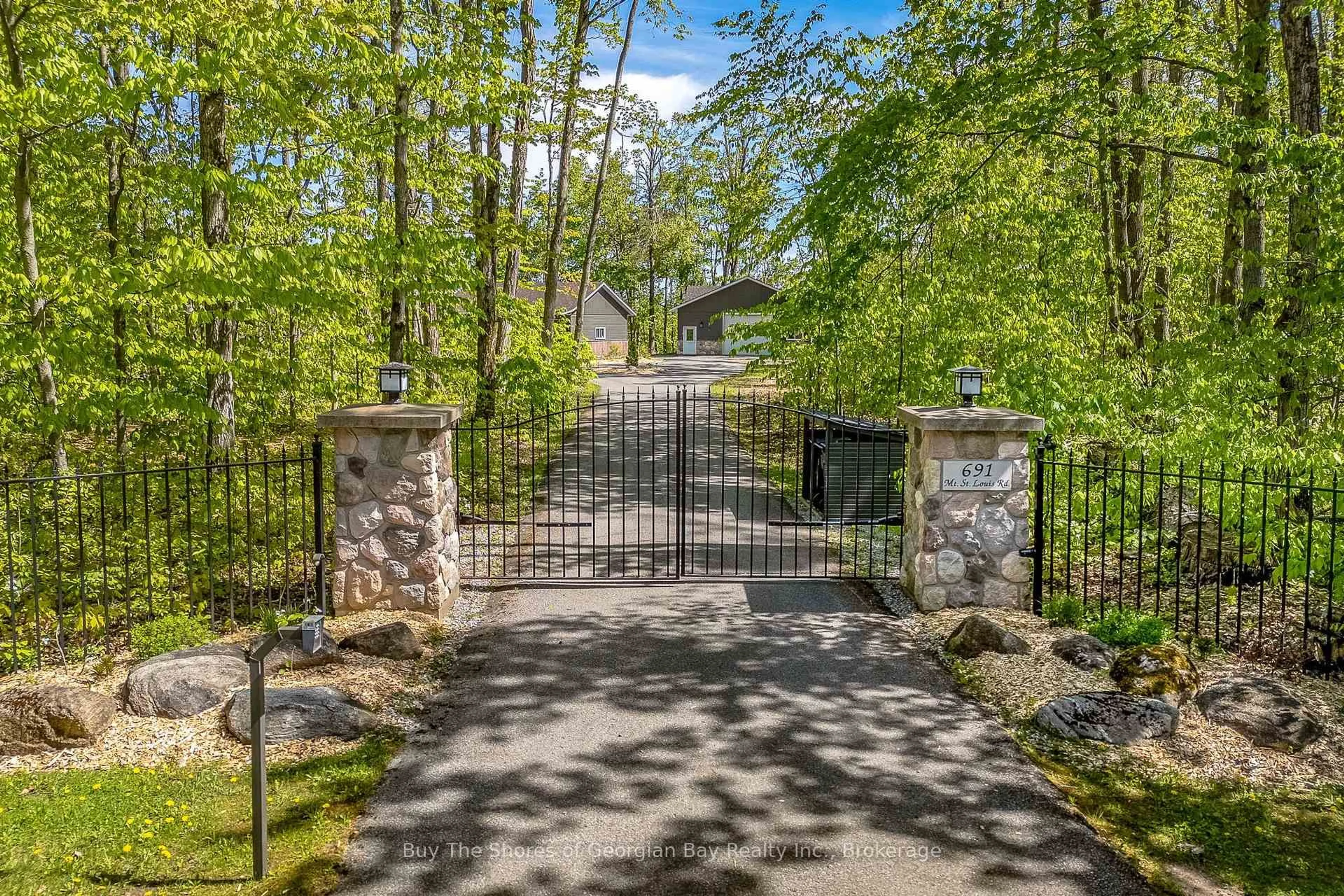 Indoor entryway for 691 Mount St. Louis Rd, Oro-Medonte Ontario L0L 1V0