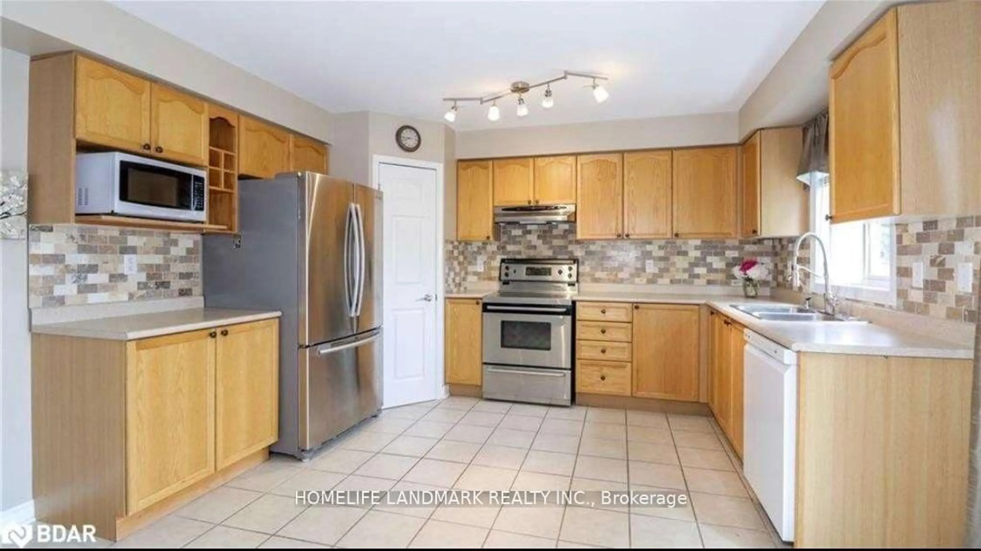 Standard kitchen, ceramic/tile floor for 61 Summerset Dr, Barrie Ontario L4N 0B1