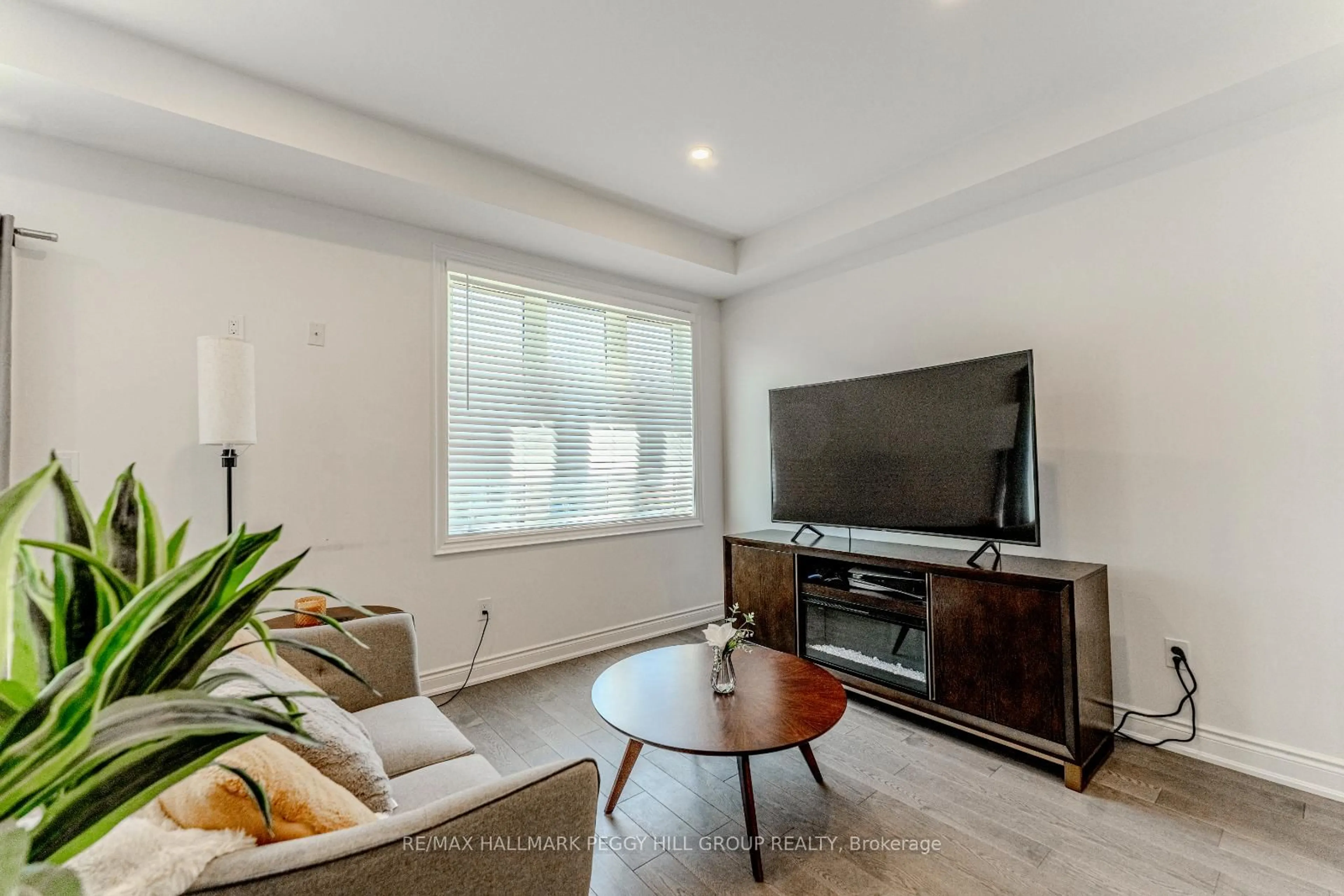 Living room with furniture, unknown for 20 Lisa St, Wasaga Beach Ontario L9Z 0K8