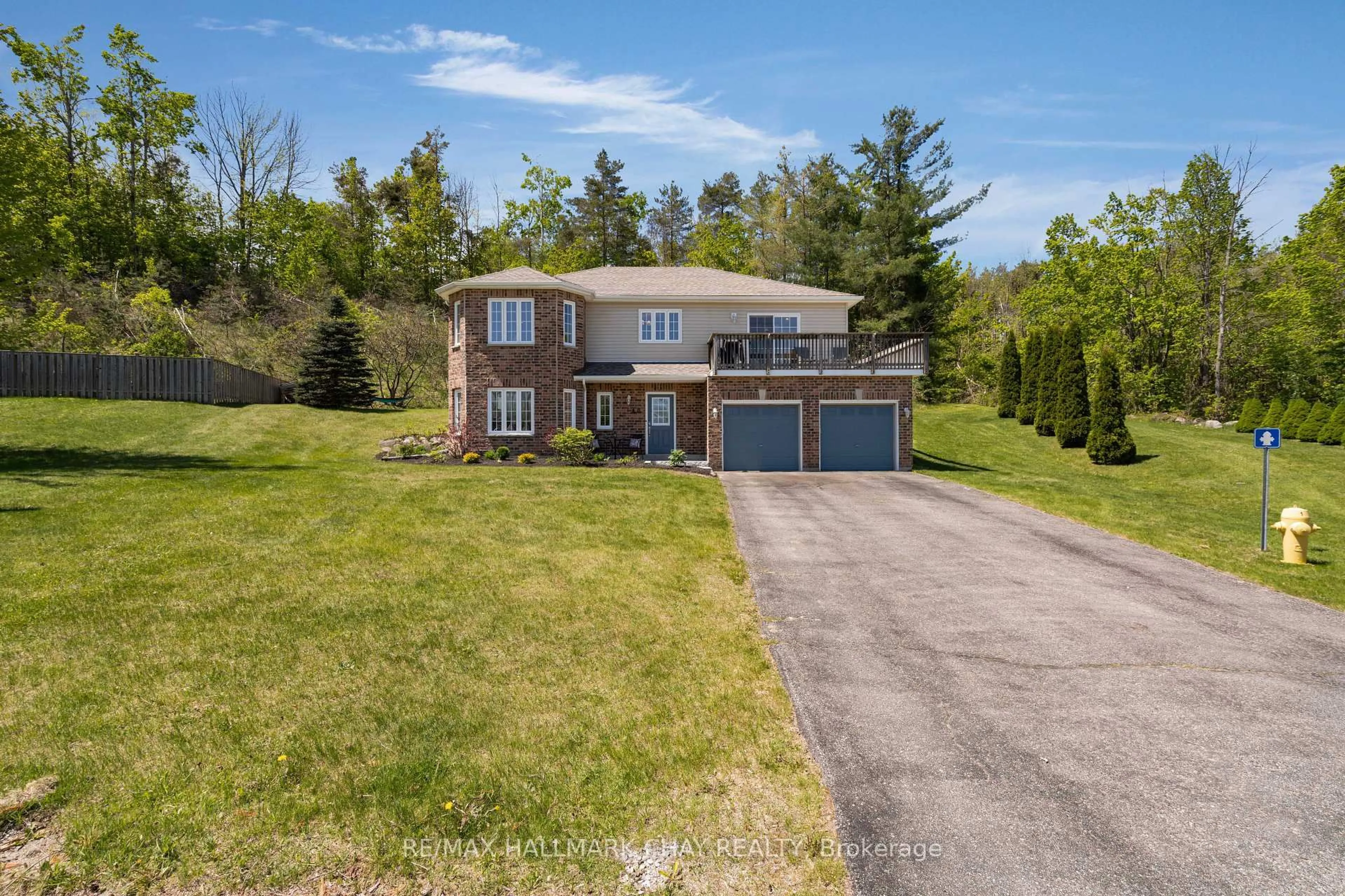 A pic from outside/outdoor area/front of a property/back of a property/a pic from drone, street for 8 Ash Crt, Oro-Medonte Ontario L0K 1E0