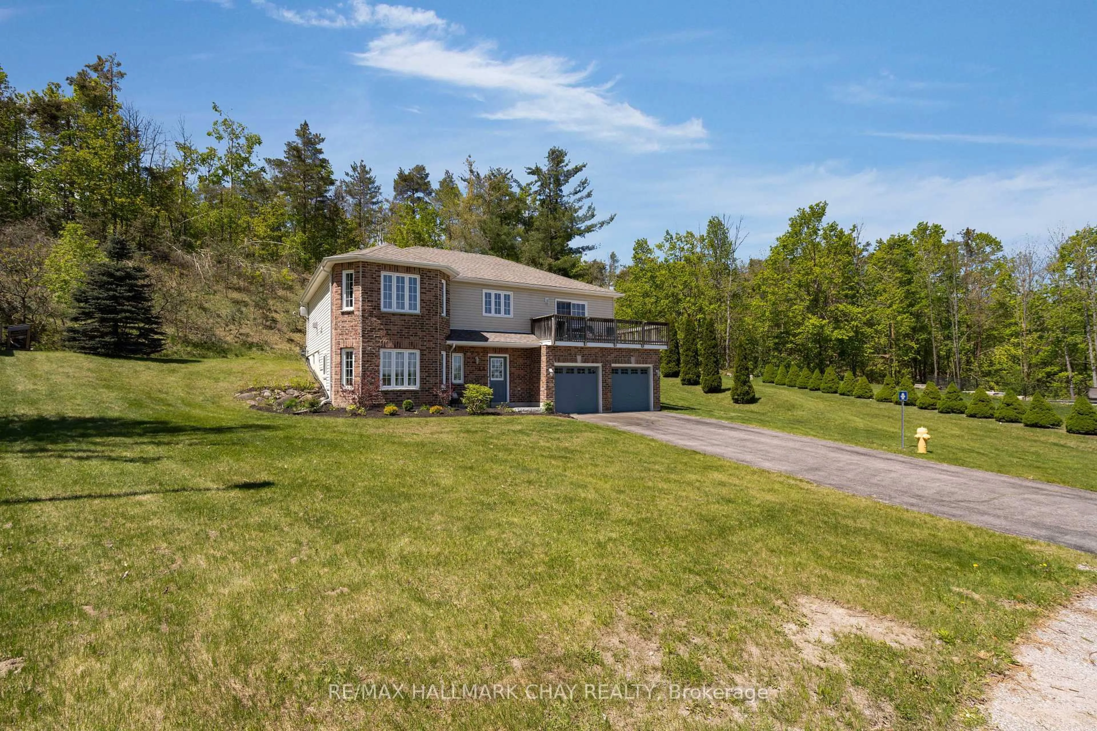 A pic from outside/outdoor area/front of a property/back of a property/a pic from drone, water/lake/river/ocean view for 8 Ash Crt, Oro-Medonte Ontario L0K 1E0